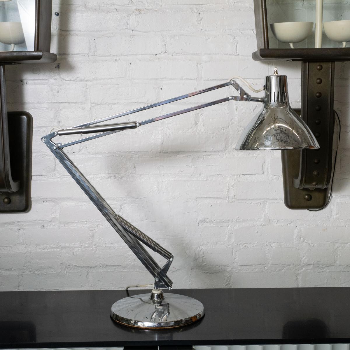Adjustable task light table lamp In Good Condition For Sale In Tarrytown, NY
