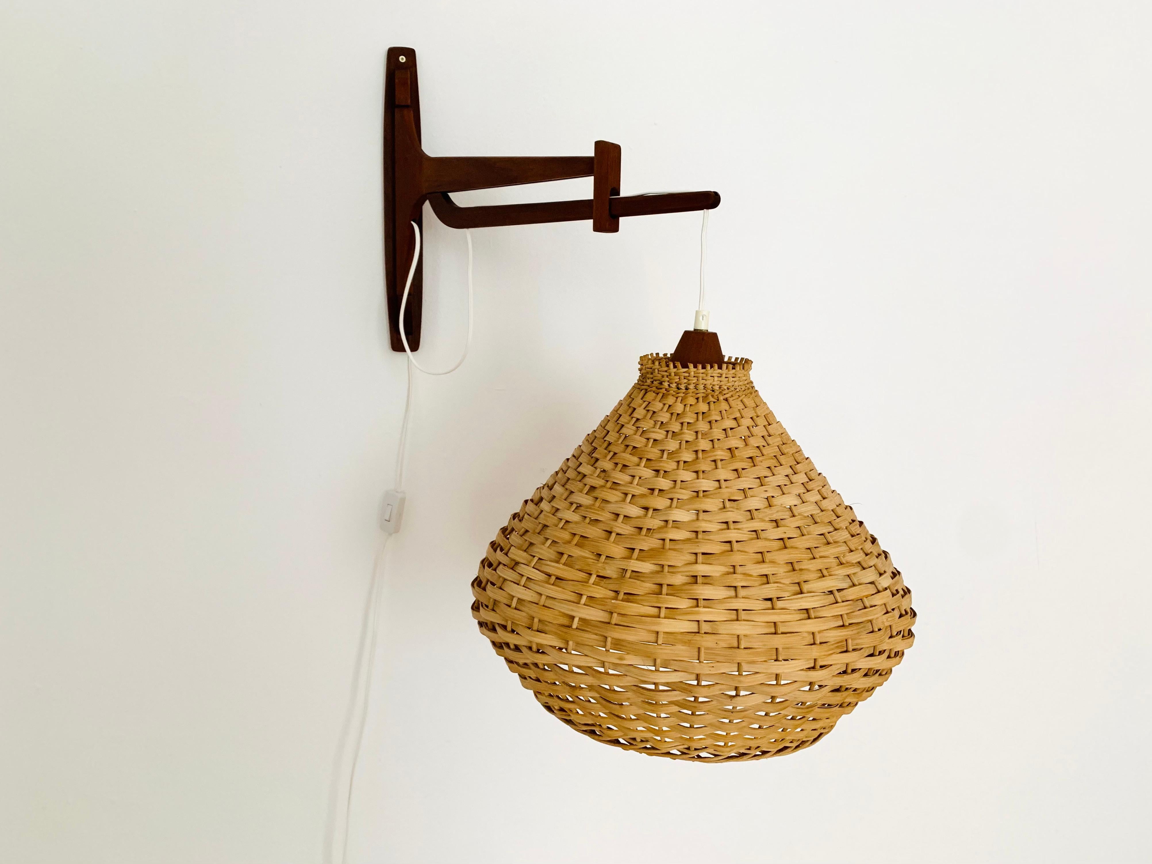 Wonderful Danish teak wall lamp from the 1960s.
Great and unusual design with a fantastically elegant appearance.
Very nice swiveling and extendable teak arm.
The rattan lampshade creates a very cozy atmosphere.

Condition:

Very good vintage