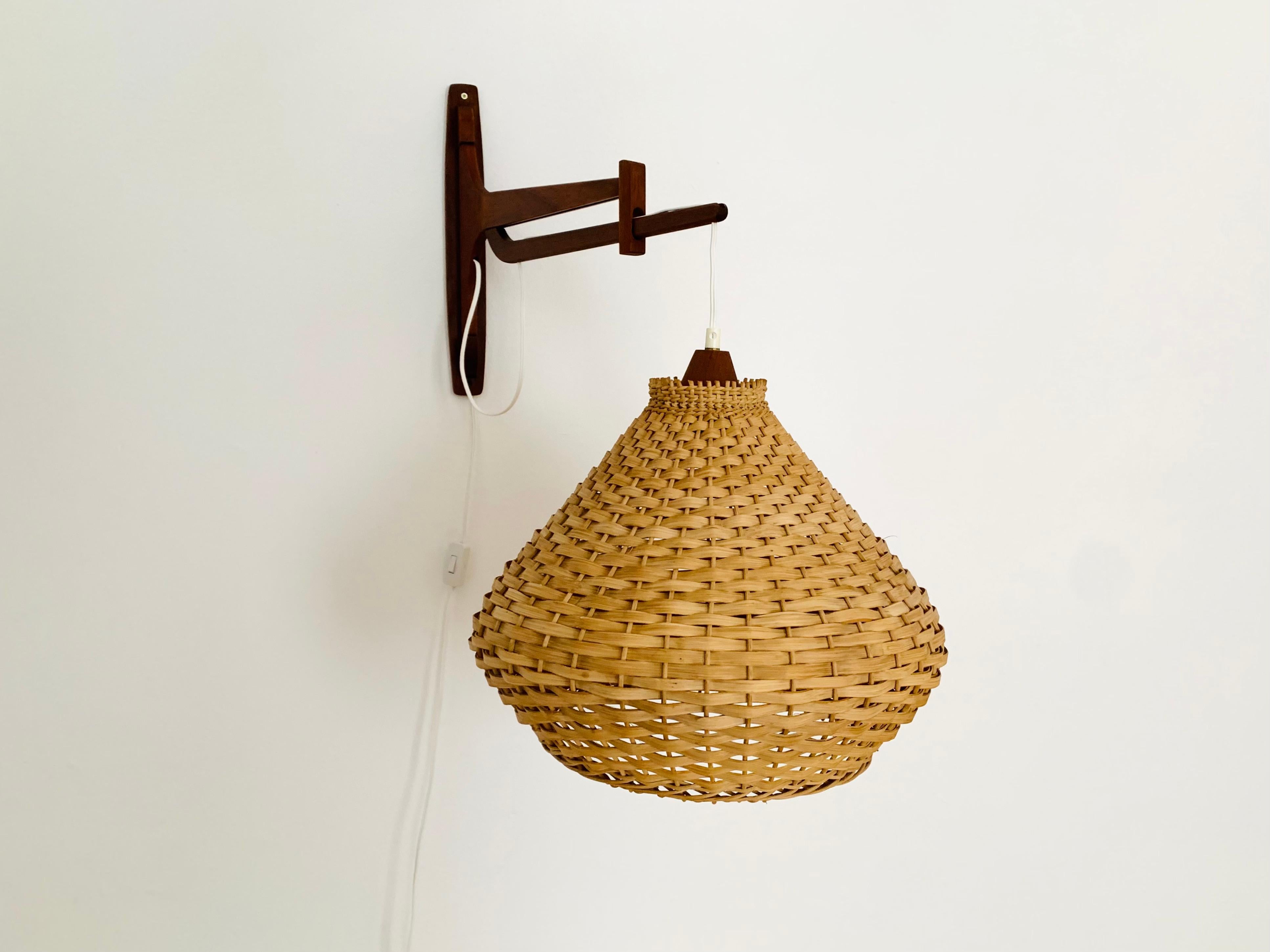 Wonderful Danish teak wall lamp from the 1960s.
Great and unusual design with a fantastically elegant appearance.
Very nice swiveling and extendable teak arm.
The rattan lampshade creates a very cozy atmosphere.

Condition:

Very good vintage