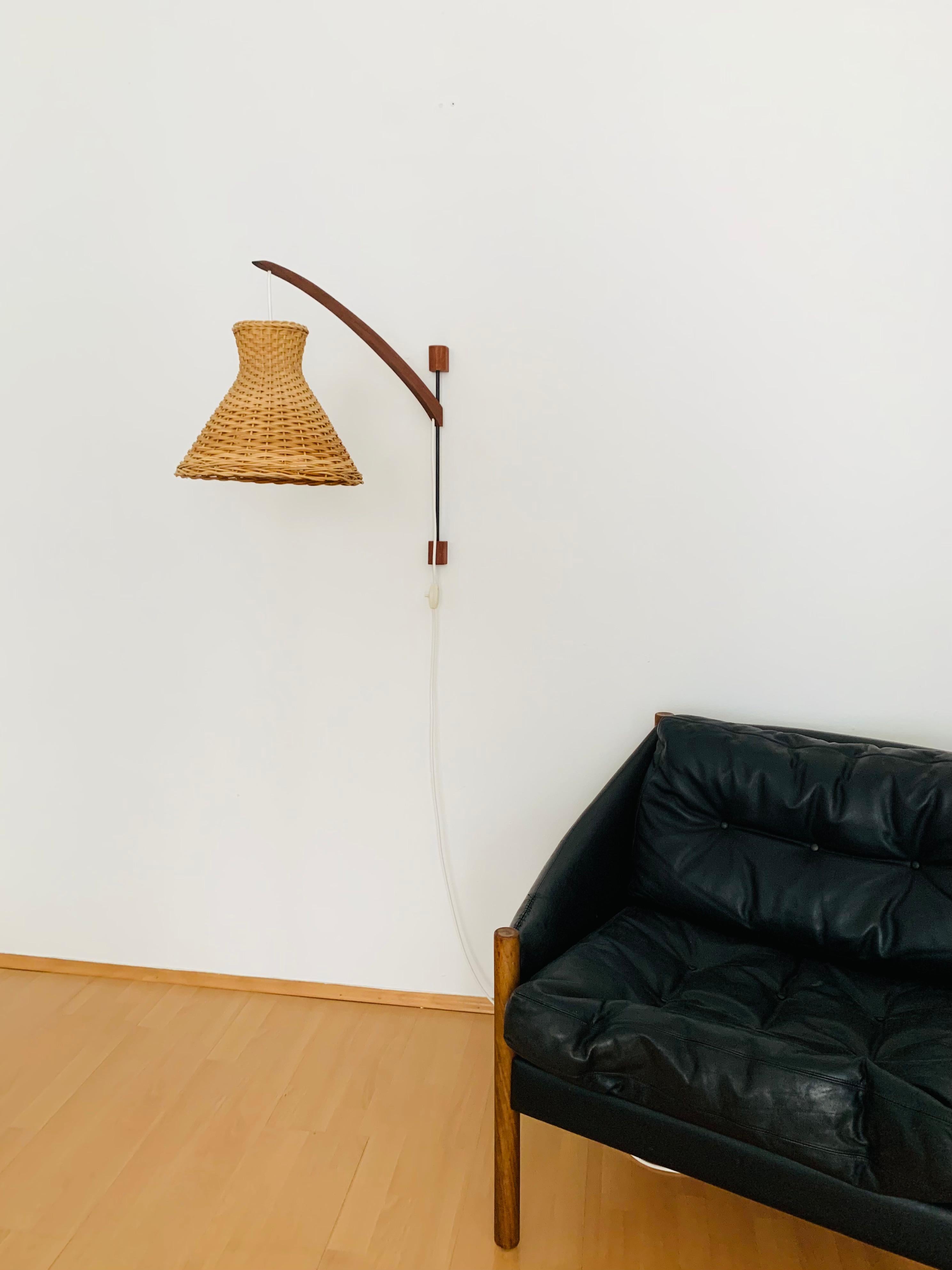 Adjustable Teak and Wicker Wall Lamp In Good Condition In München, DE