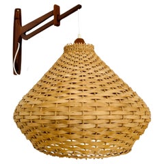 Lampada da parete regolabile in teak e vimini