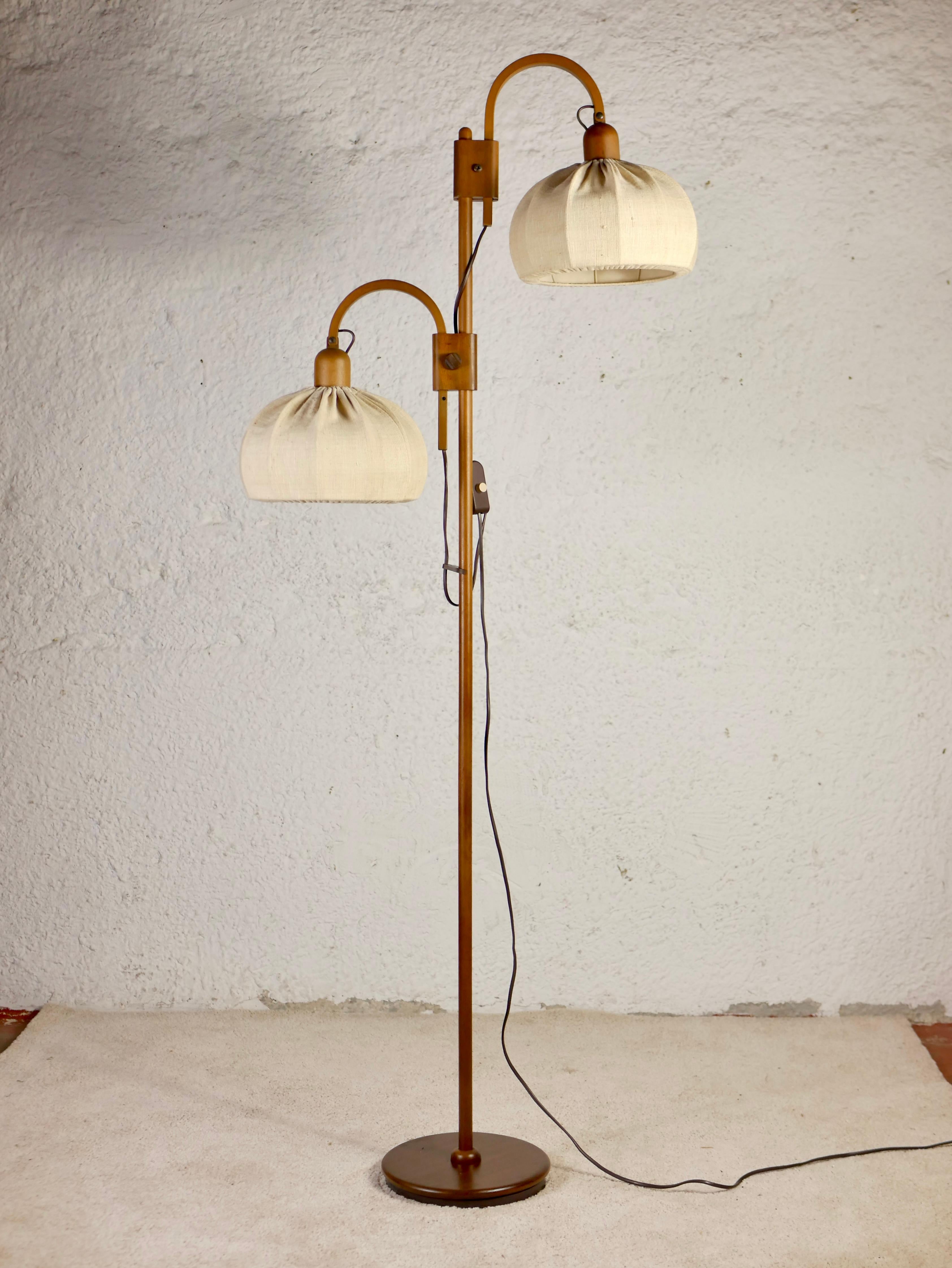 Beautiful double floor lamp made in Denmark in the 1970s by Domus.
In teak wood, and cotton fabric.
Entirely adjustable (360°, height, angle).
Very good condition, the cotton lampshades are removable and can be washed easily.
Dimensions : height