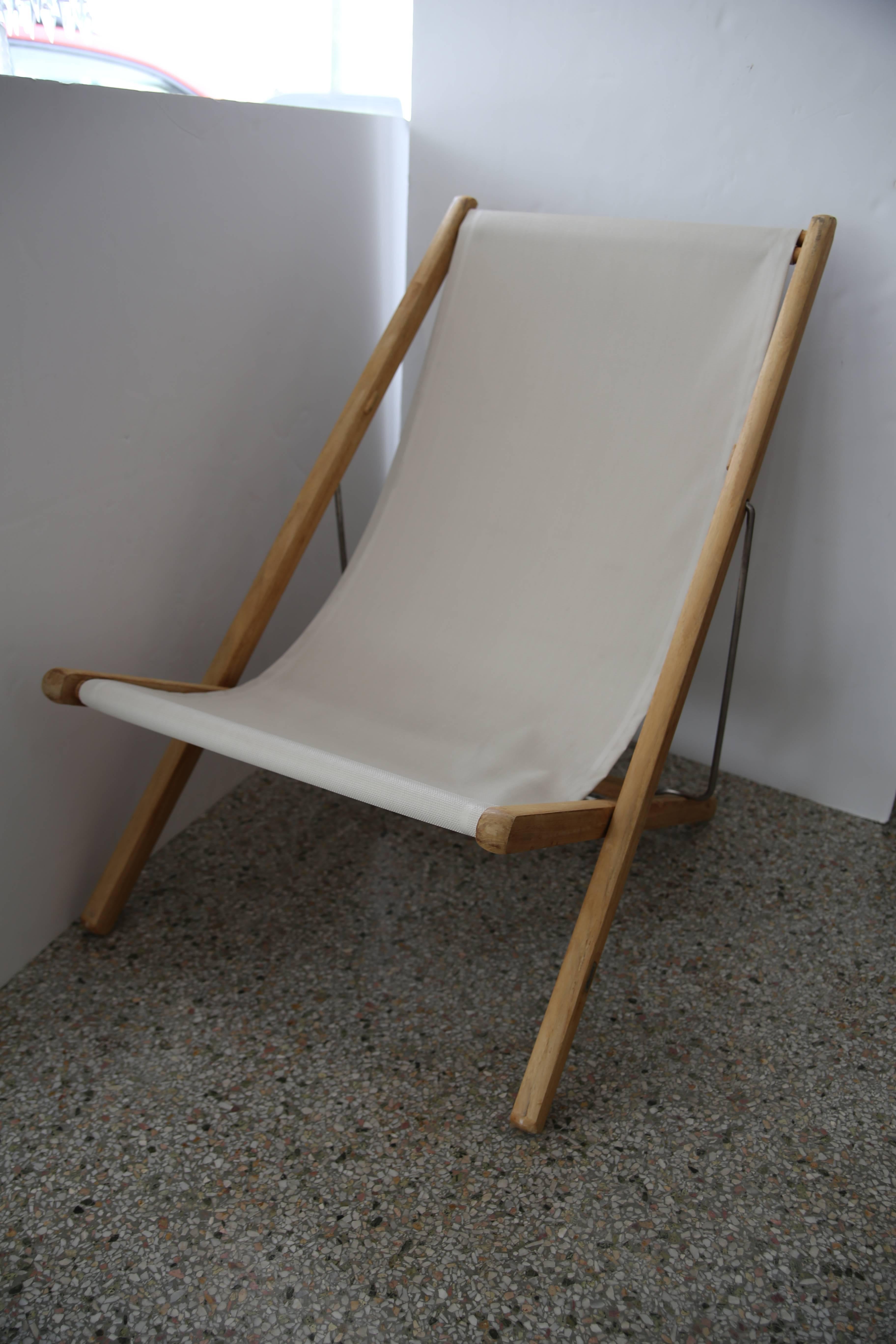 Ces chaises de patio réglables en teck:: chics et élégantes:: ont été acquises dans une propriété de Palm Beach. Elles ont été produites par la société Gloster et datent du début du 21e siècle. 

Note : Là où les sièges commencent à s'incurver vers
