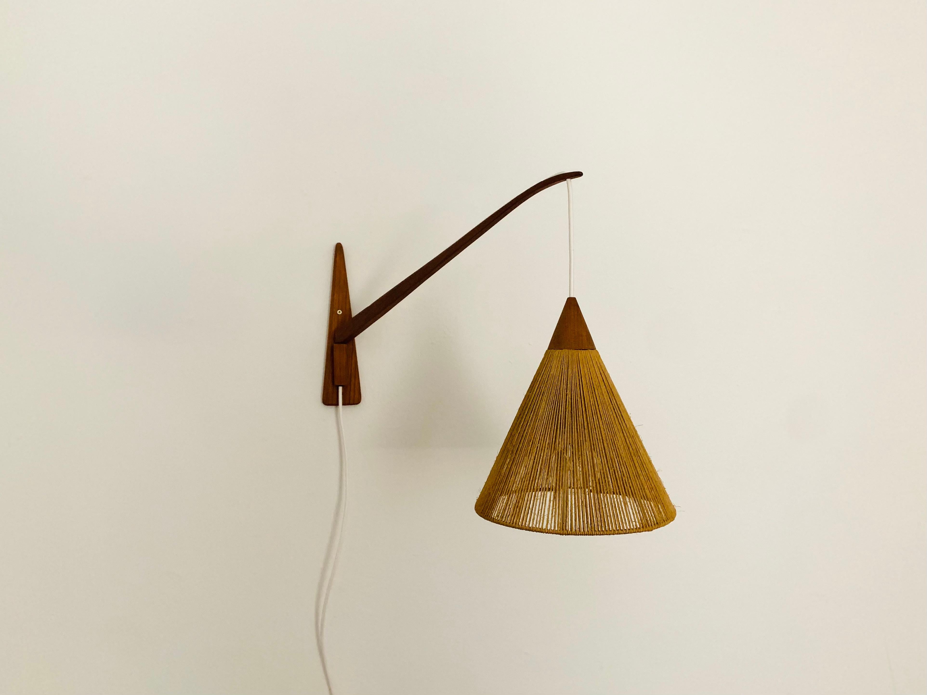 Wonderful teak wall lamp from the 1960s.
Great and exceptionally minimalist design with a fantastically elegant look.
The lampshade creates a spectacular play of light and creates a very cozy atmosphere.

Manufacturer: Temde

Condition:

Very good