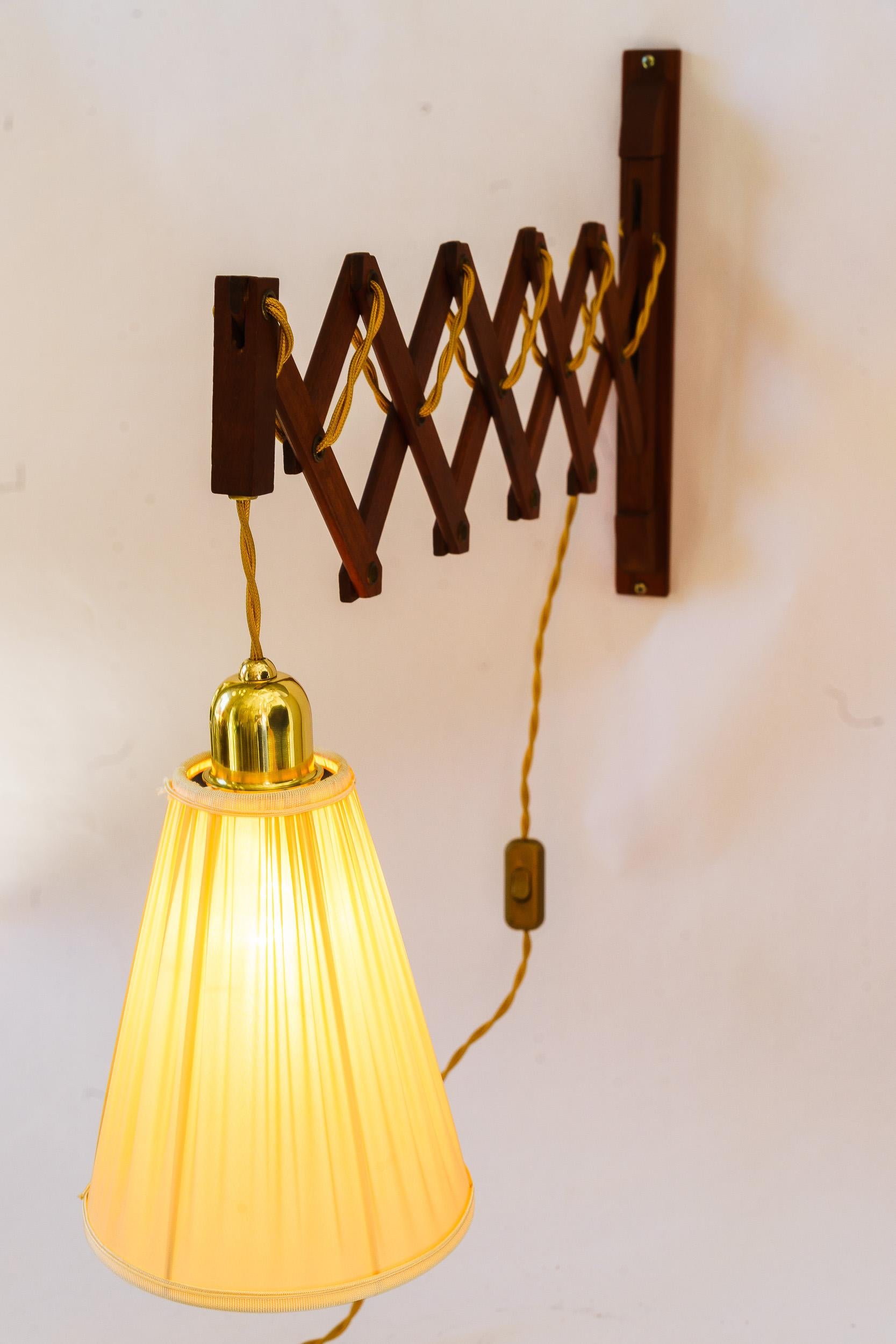 Lampada da parete regolabile in legno di teak con paralume in tessuto Danimarca anni '60 circa in vendita 3
