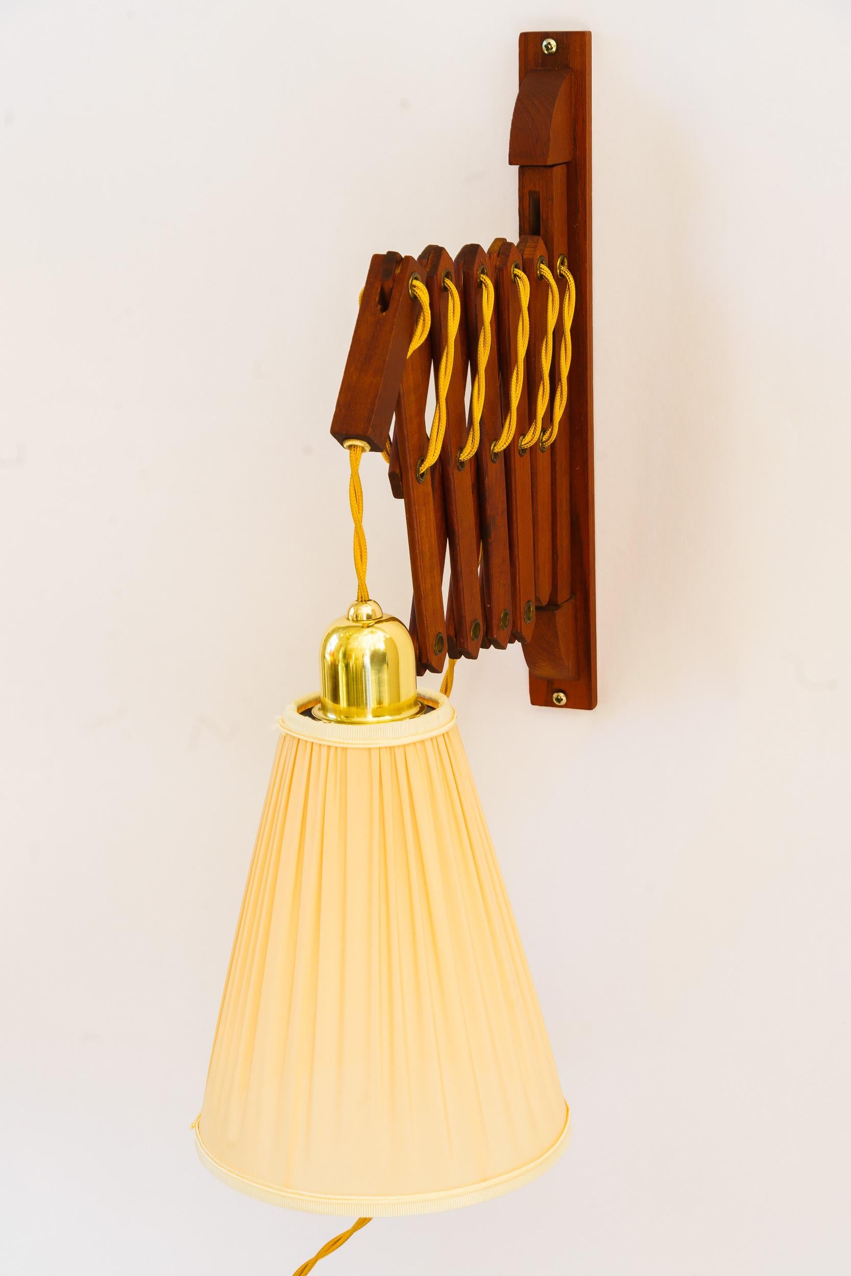 Lampada da parete regolabile in legno di teak con paralume in tessuto Danimarca anni '60 circa
Il paralume in tessuto è stato sostituito (nuovo)
Legno di teak in condizioni originali