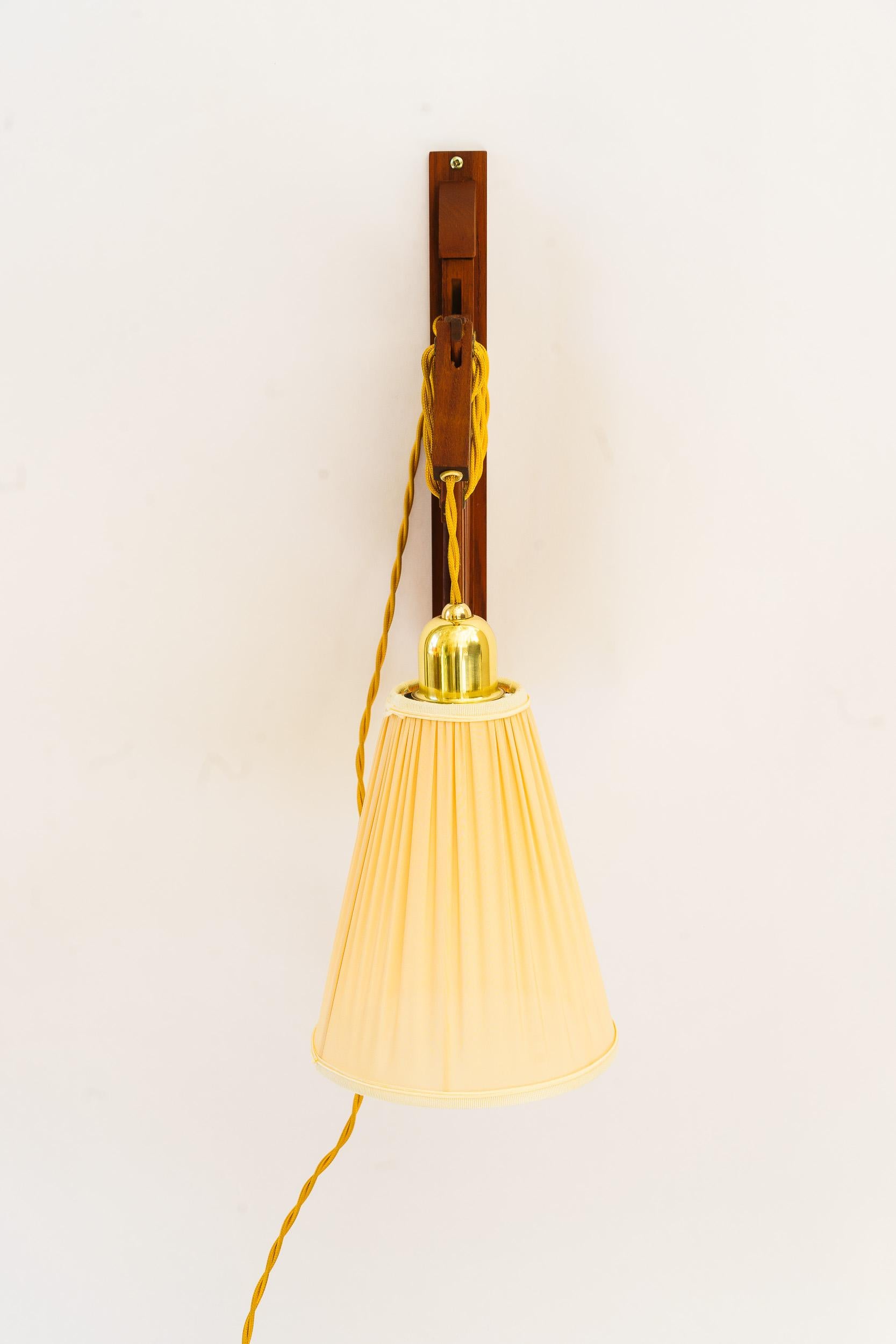 Mid-Century moderno Lampada da parete regolabile in legno di teak con paralume in tessuto Danimarca anni '60 circa in vendita