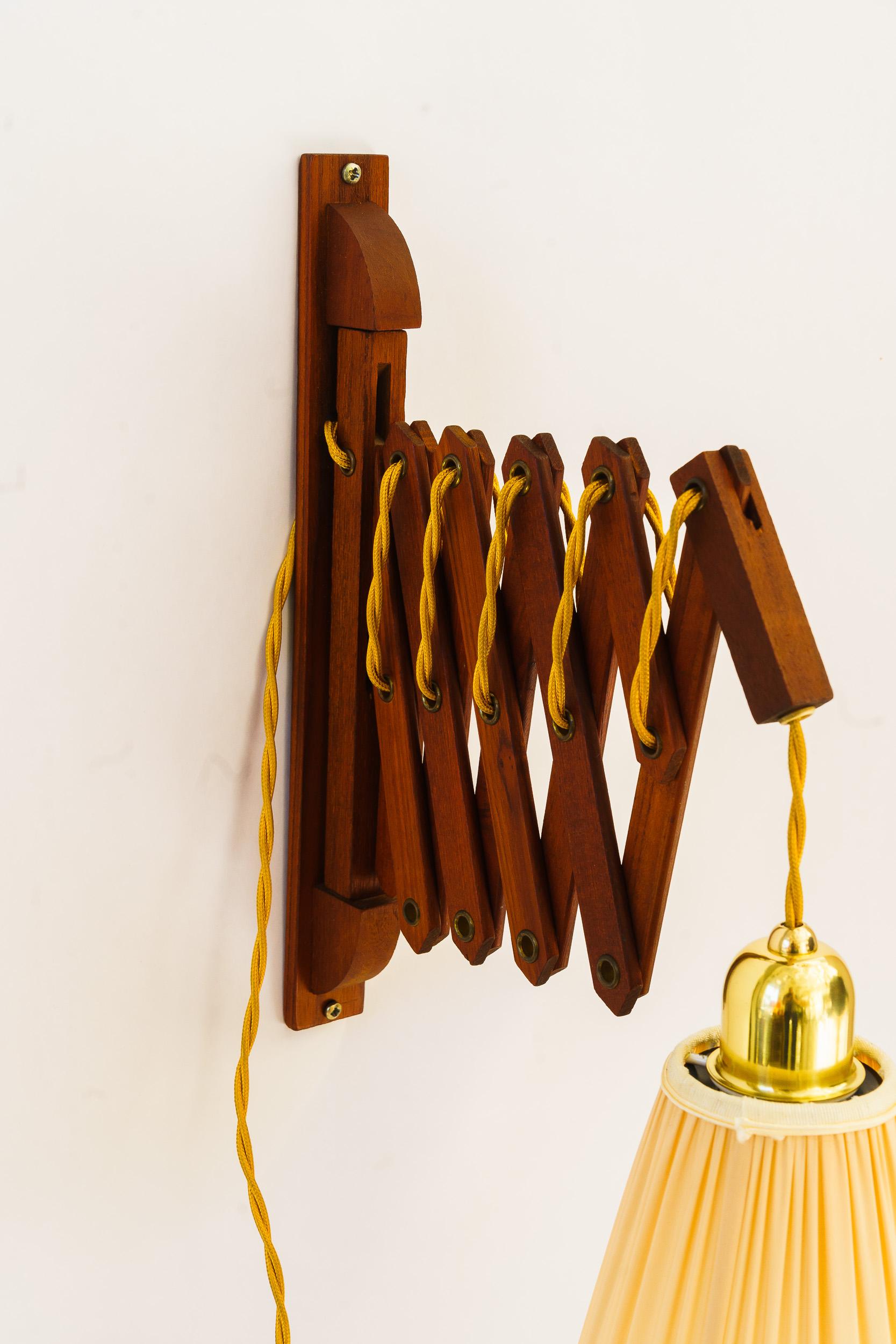 Danese Lampada da parete regolabile in legno di teak con paralume in tessuto Danimarca anni '60 circa in vendita