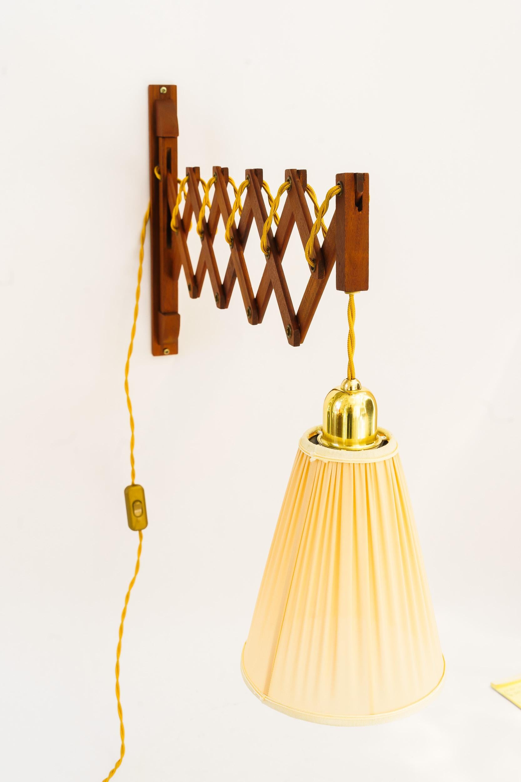 Metà XX secolo Lampada da parete regolabile in legno di teak con paralume in tessuto Danimarca anni '60 circa in vendita
