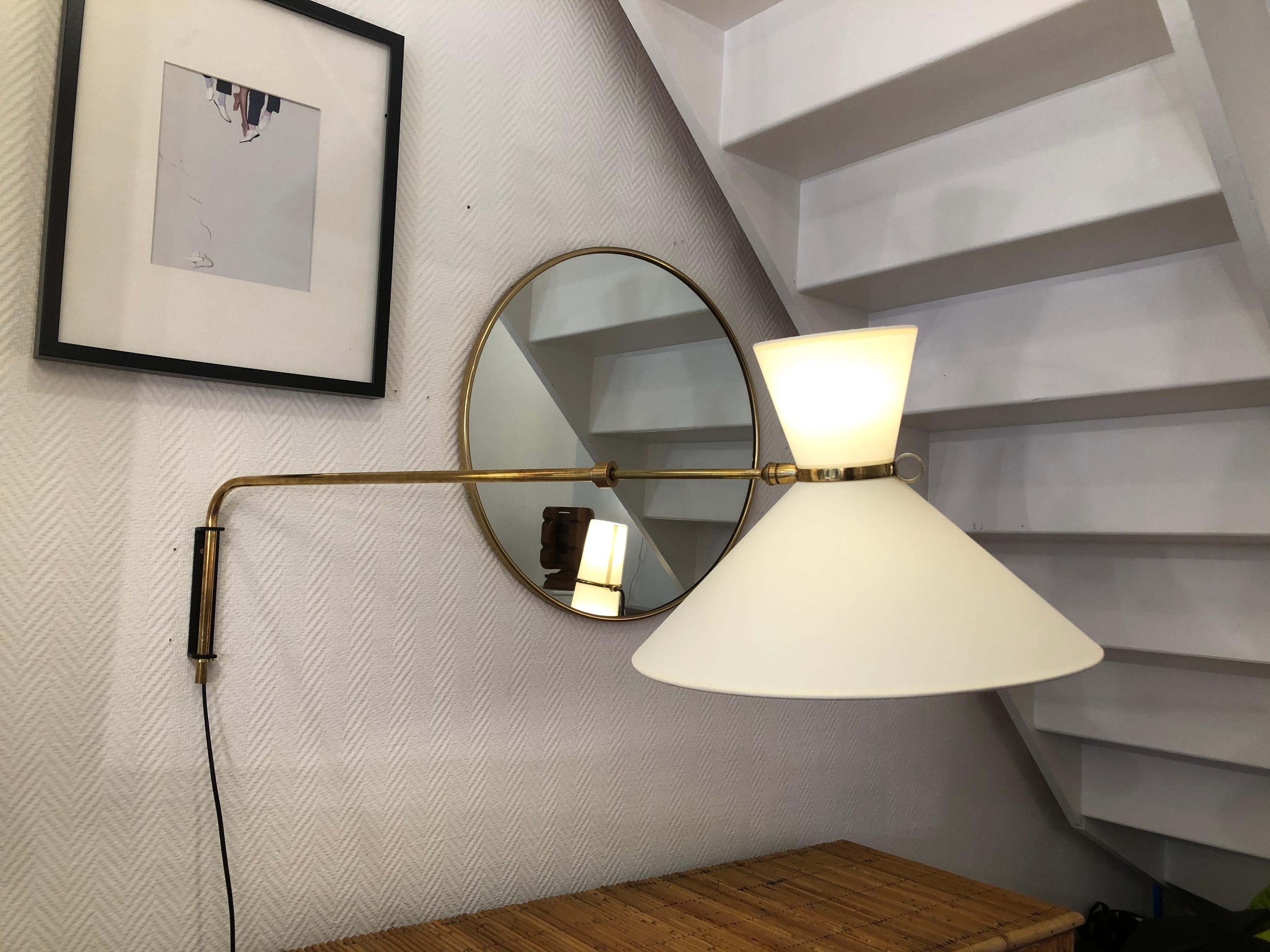 Adjustable telescopic wall lamp by Robert Mathieu
From 1950
Brass and black lacquer metal
Measures: Maximum length 115 cm
Minimum length 78 cm.