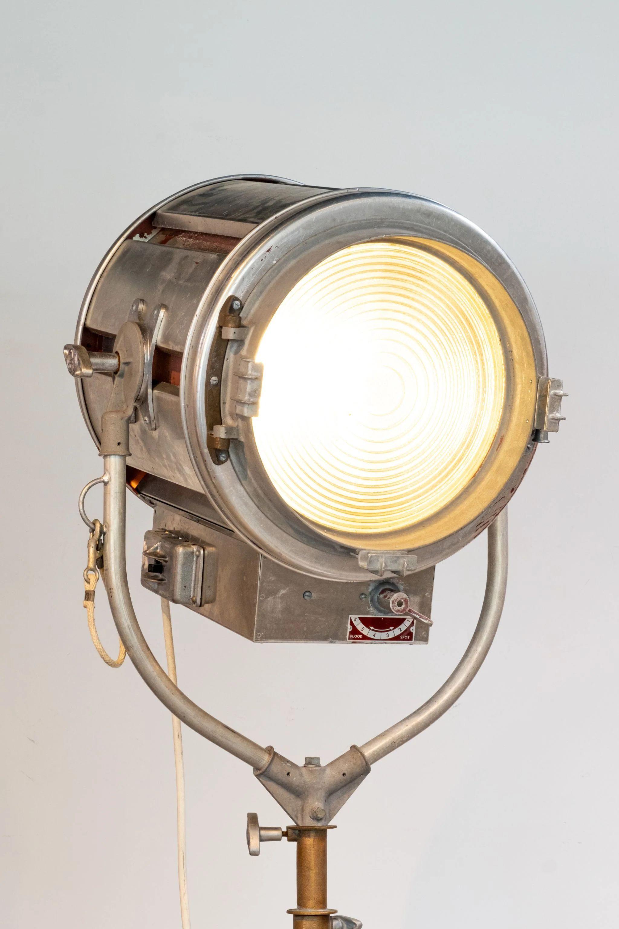 Un éclairage de théâtre industriel original et fonctionnel qui ne laisse personne indifférent. Mobile sur 3 roues et réglable en hauteur, cette pièce est idéale pour éclairer un loft ou le plateau de tournage d'un film.