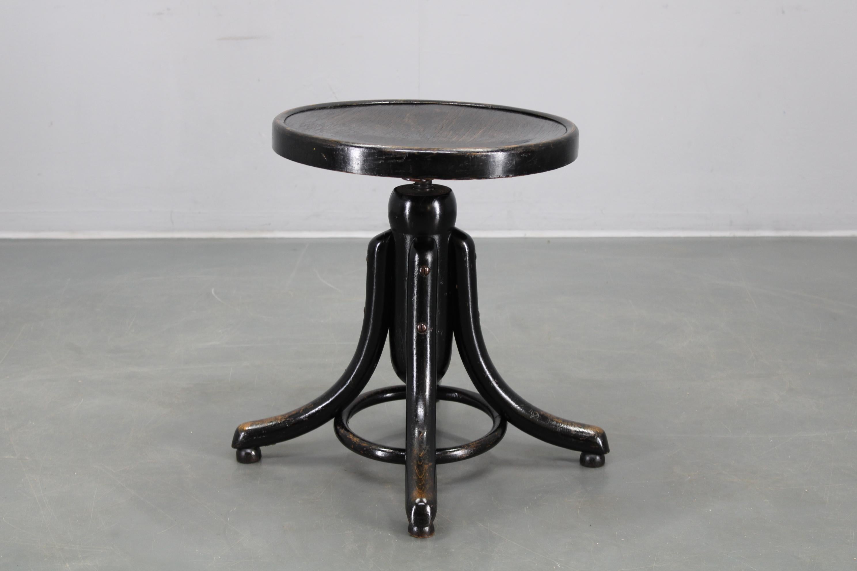 Klassischer Vintage-Klavierhocker, hergestellt von Thonet in der Tschechoslowakei, fachmännisch gefertigt aus massivem Bugholz und Buchensperrholz. Dieses Art-Déco-Design zeichnet sich durch eine glatte, schwarz gebeizte Oberfläche und einen
