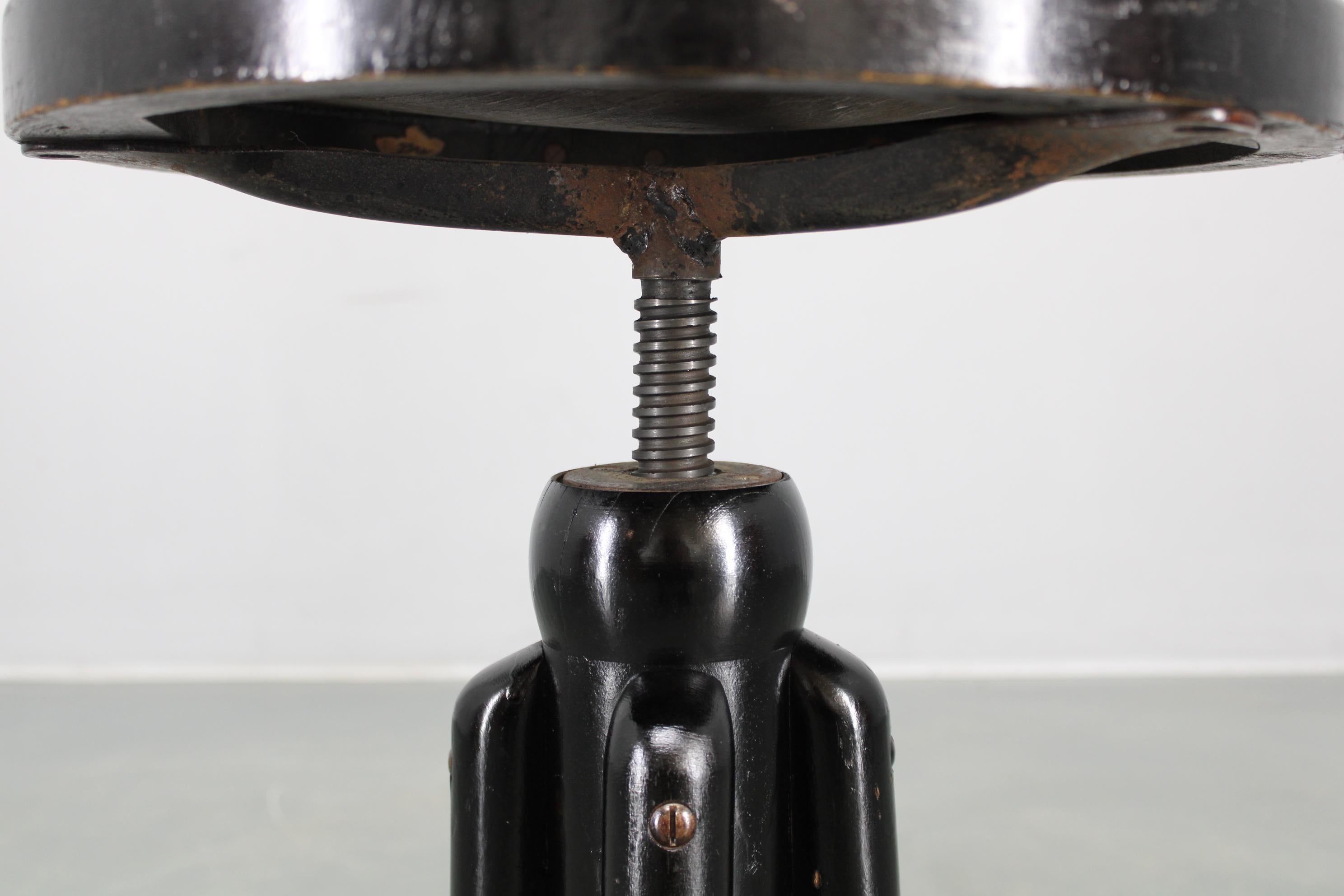 Verstellbarer Thonet Bugholz-Klavierhocker, Tschechoslowakei, 1930er Jahre Schwarzes Art Deco im Zustand „Gut“ im Angebot in Praha, CZ