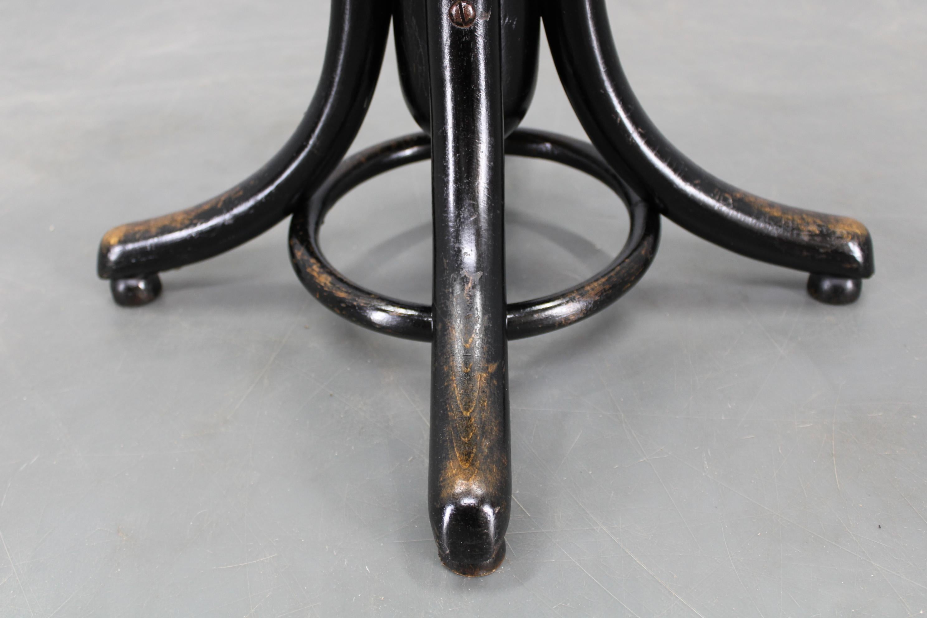 Verstellbarer Thonet Bugholz-Klavierhocker, Tschechoslowakei, 1930er Jahre Schwarzes Art Deco (Mitte des 20. Jahrhunderts) im Angebot