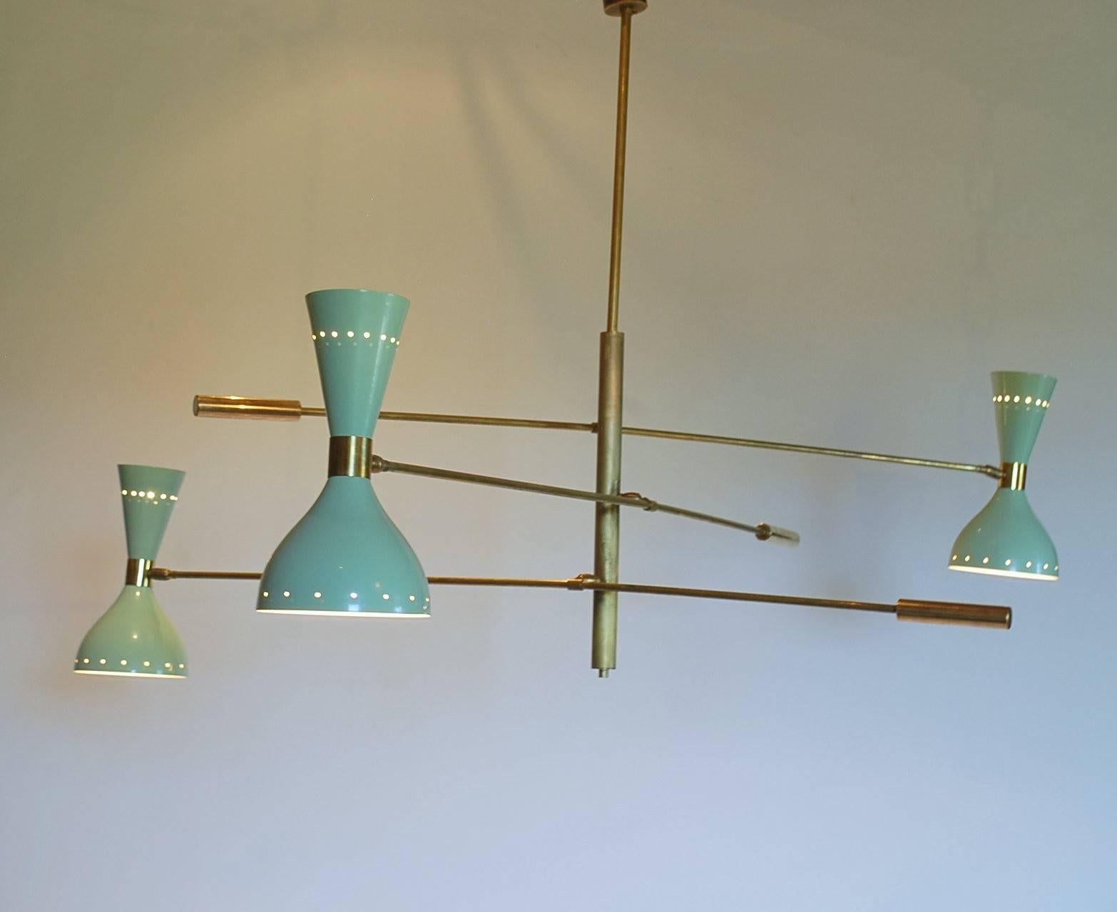 Lustre réglable à trois bras en laiton patiné vert sauge, design décalé, nouveau en vente 4