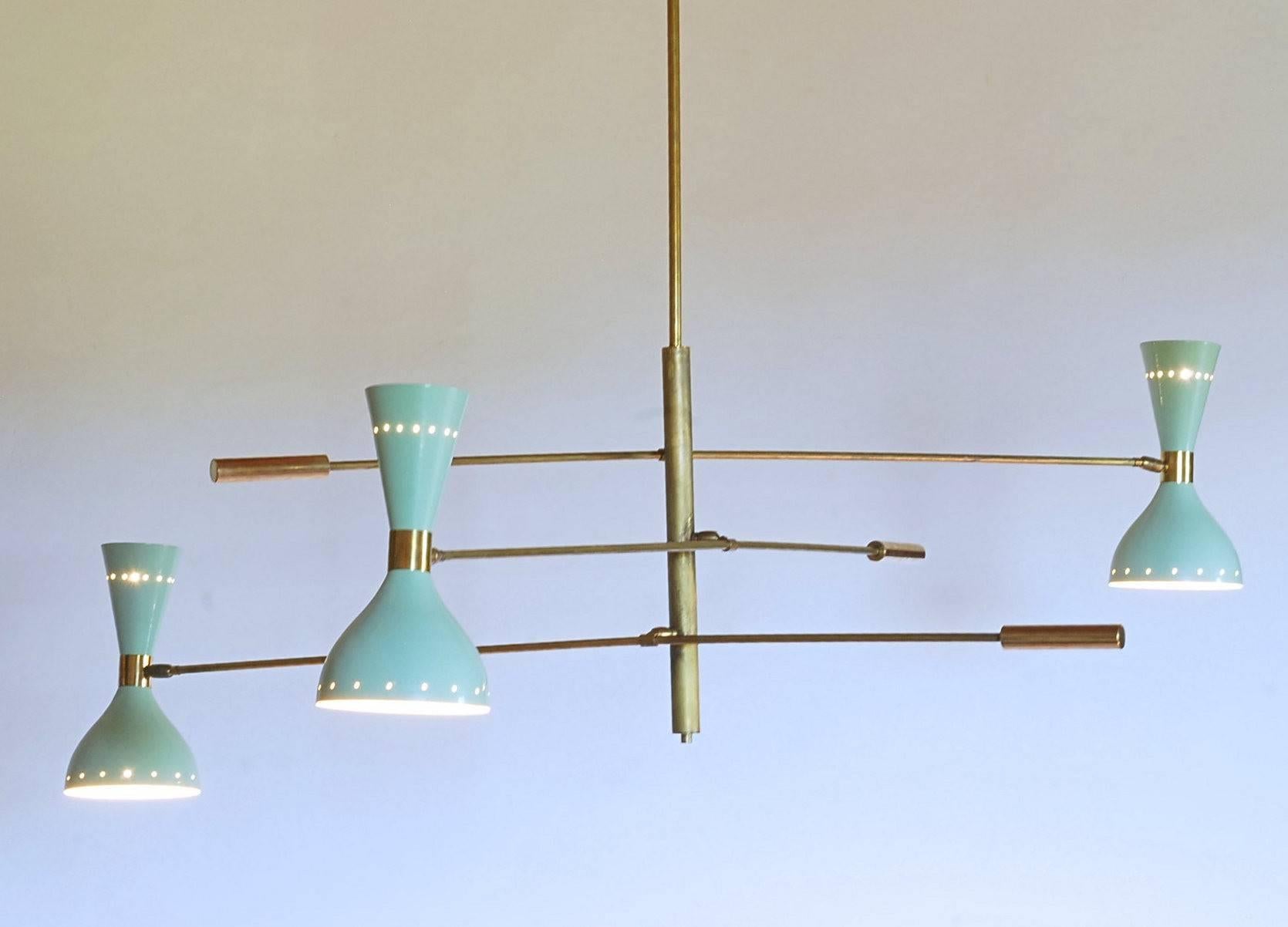 Lustre réglable à trois branches en laiton patiné vert sauge nouveau design en quinconce en vente 5