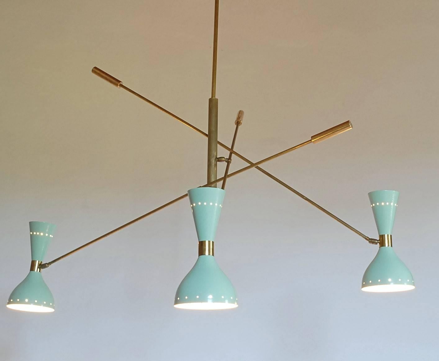 Lustre réglable à trois branches en laiton patiné vert sauge nouveau design en quinconce en vente 8