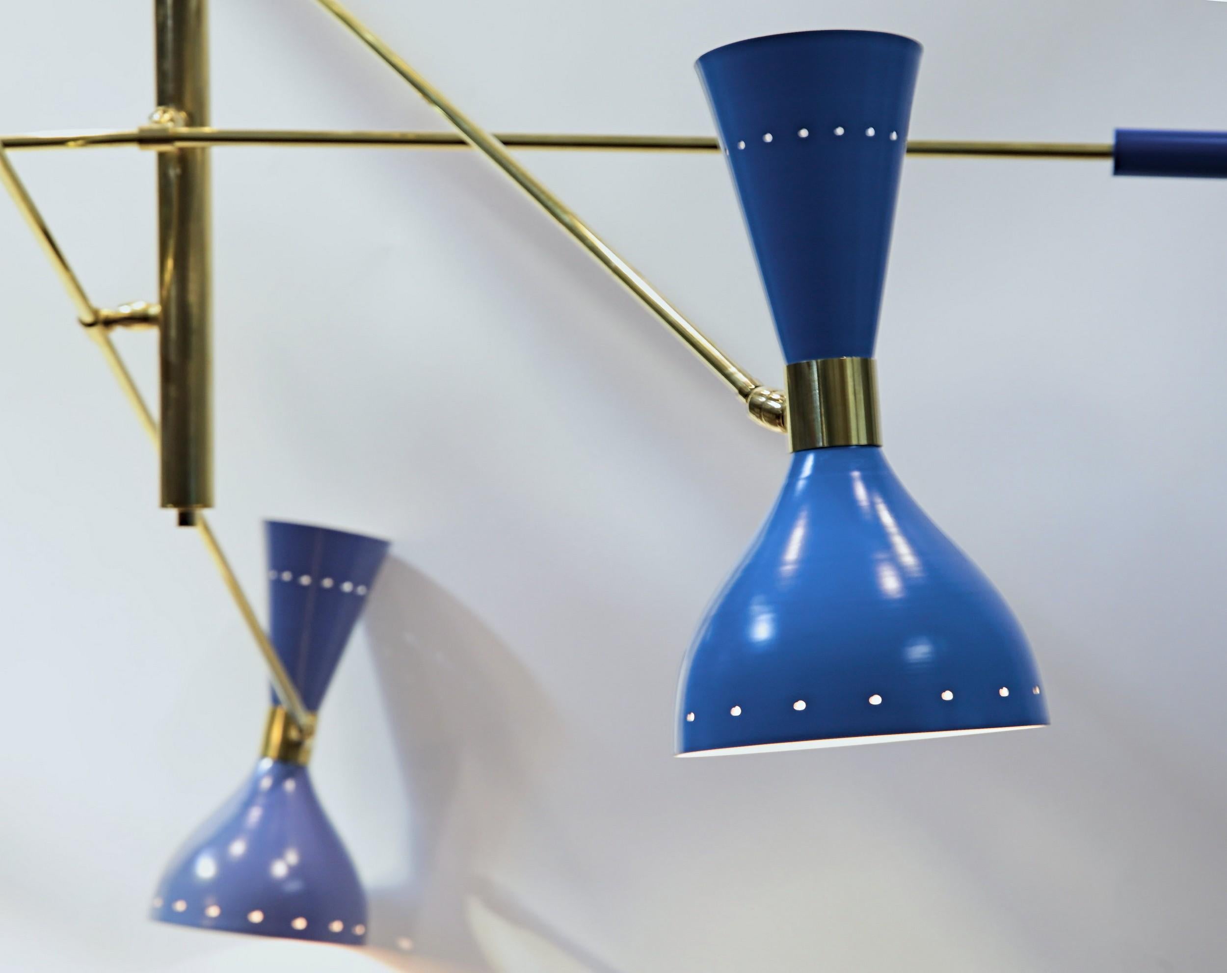 Verstellbarer dreiarmiger Triennale-Kronleuchter aus Messing, Stilnovo-Stil, drei blaue Farbtöne im Angebot 2