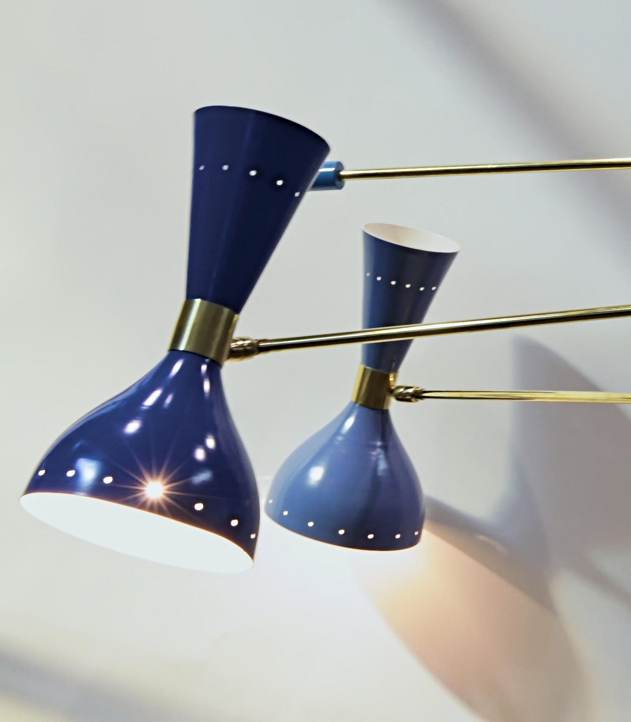 Verstellbarer dreiarmiger Triennale-Kronleuchter aus Messing, Stilnovo-Stil, drei blaue Farbtöne im Angebot 4