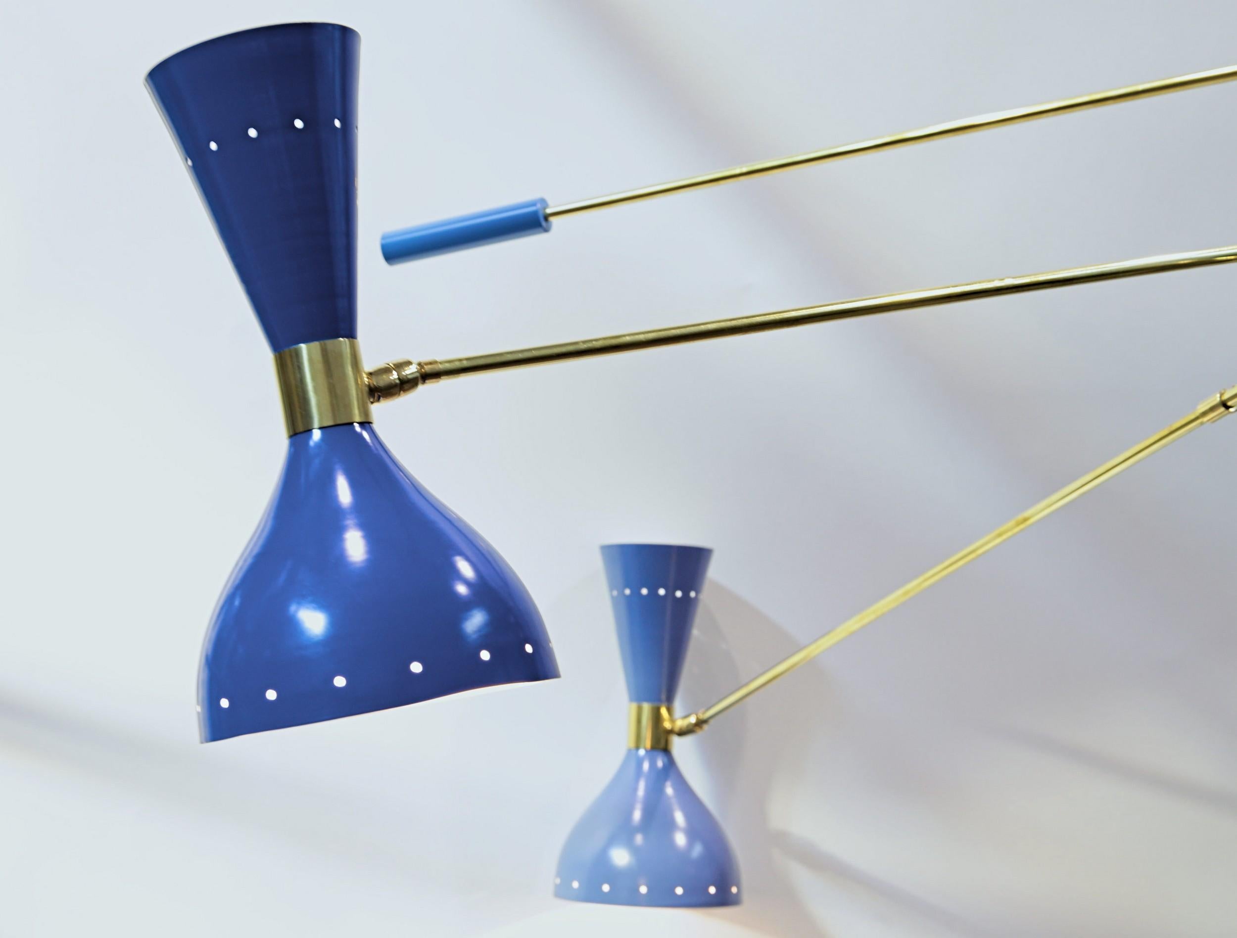 Verstellbarer dreiarmiger Triennale-Kronleuchter aus Messing, Stilnovo-Stil, drei blaue Farbtöne (Moderne der Mitte des Jahrhunderts) im Angebot