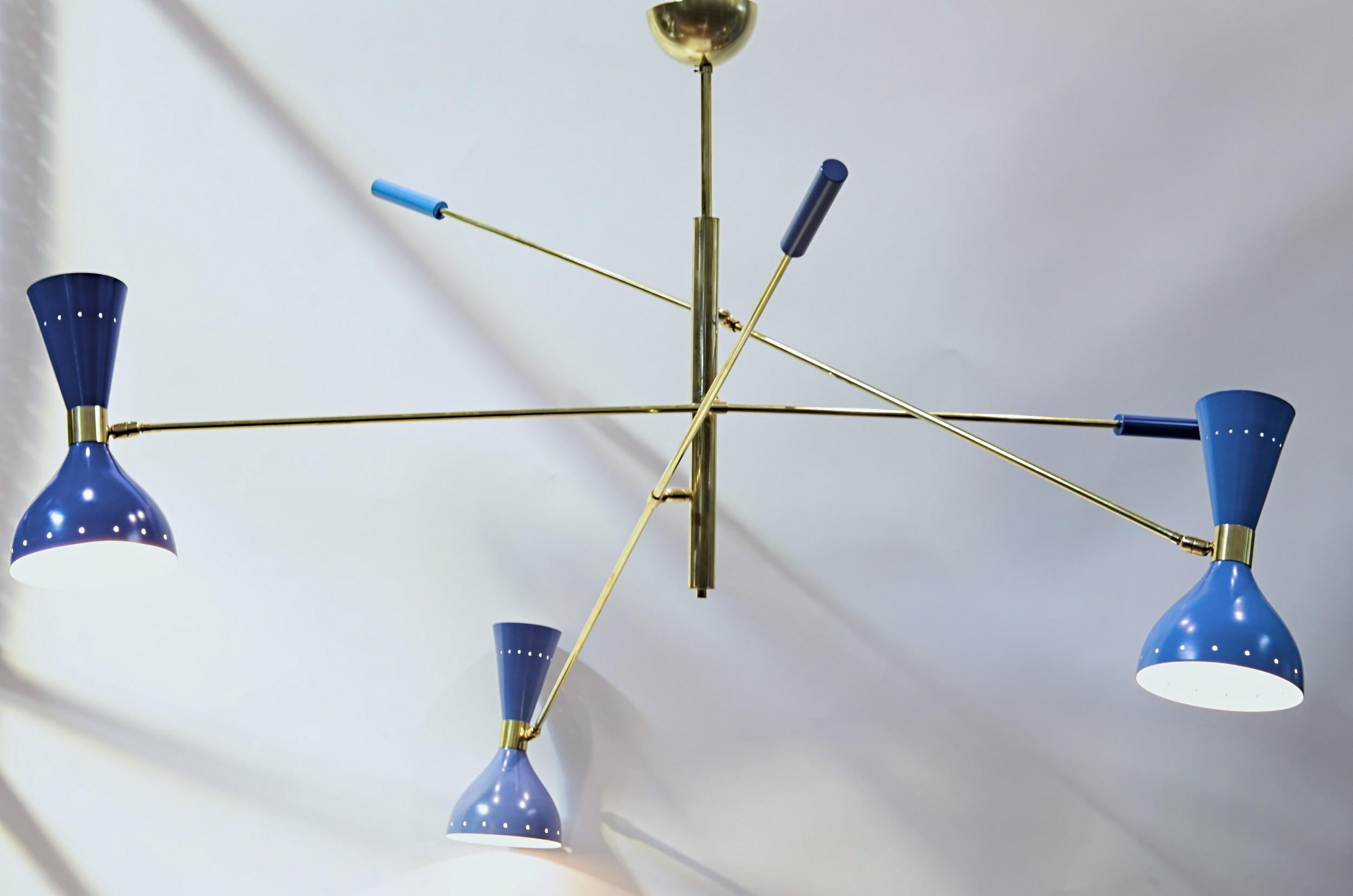 XXI secolo e contemporaneo Lampadario regolabile Triennale a 3 bracci in ottone, stile Stilnovo, tre tonalità di blu in vendita
