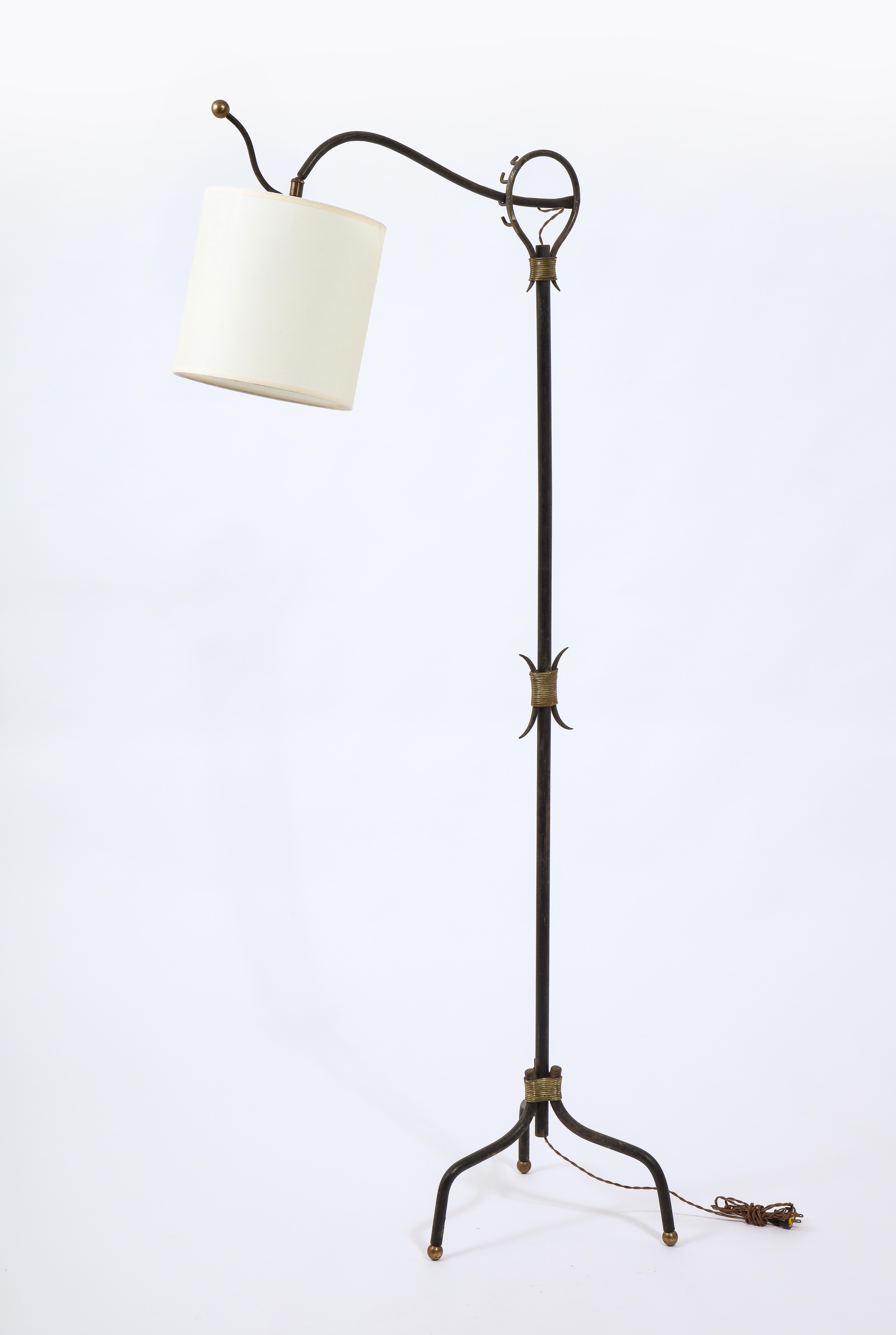 Verstellbare dreibeinige freitragende Stehlampe aus Schmiedeeisen und Messing, Frankreich 1950er Jahre im Angebot 10