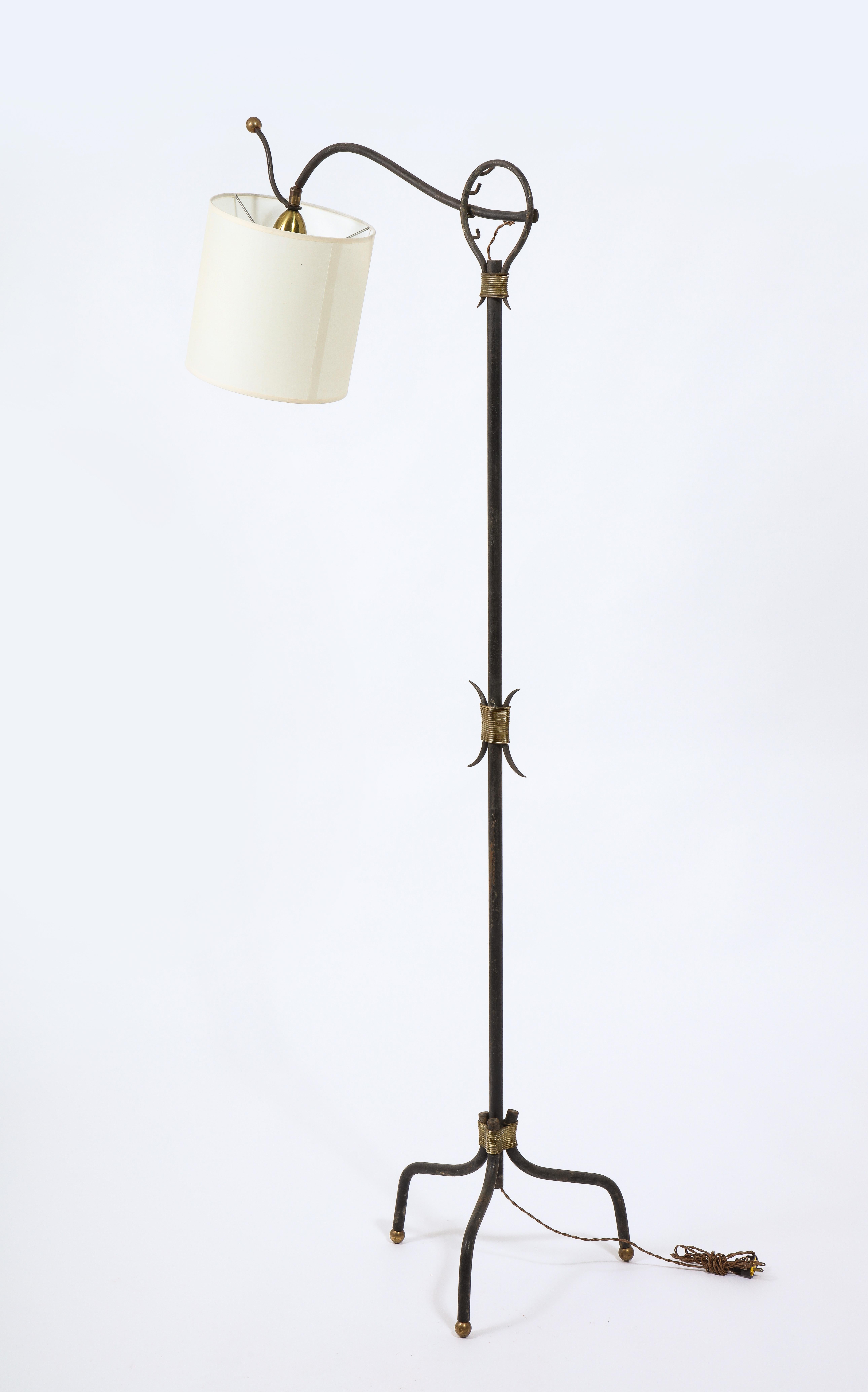 Verstellbare dreibeinige freitragende Stehlampe aus Schmiedeeisen und Messing, Frankreich 1950er Jahre im Angebot 13