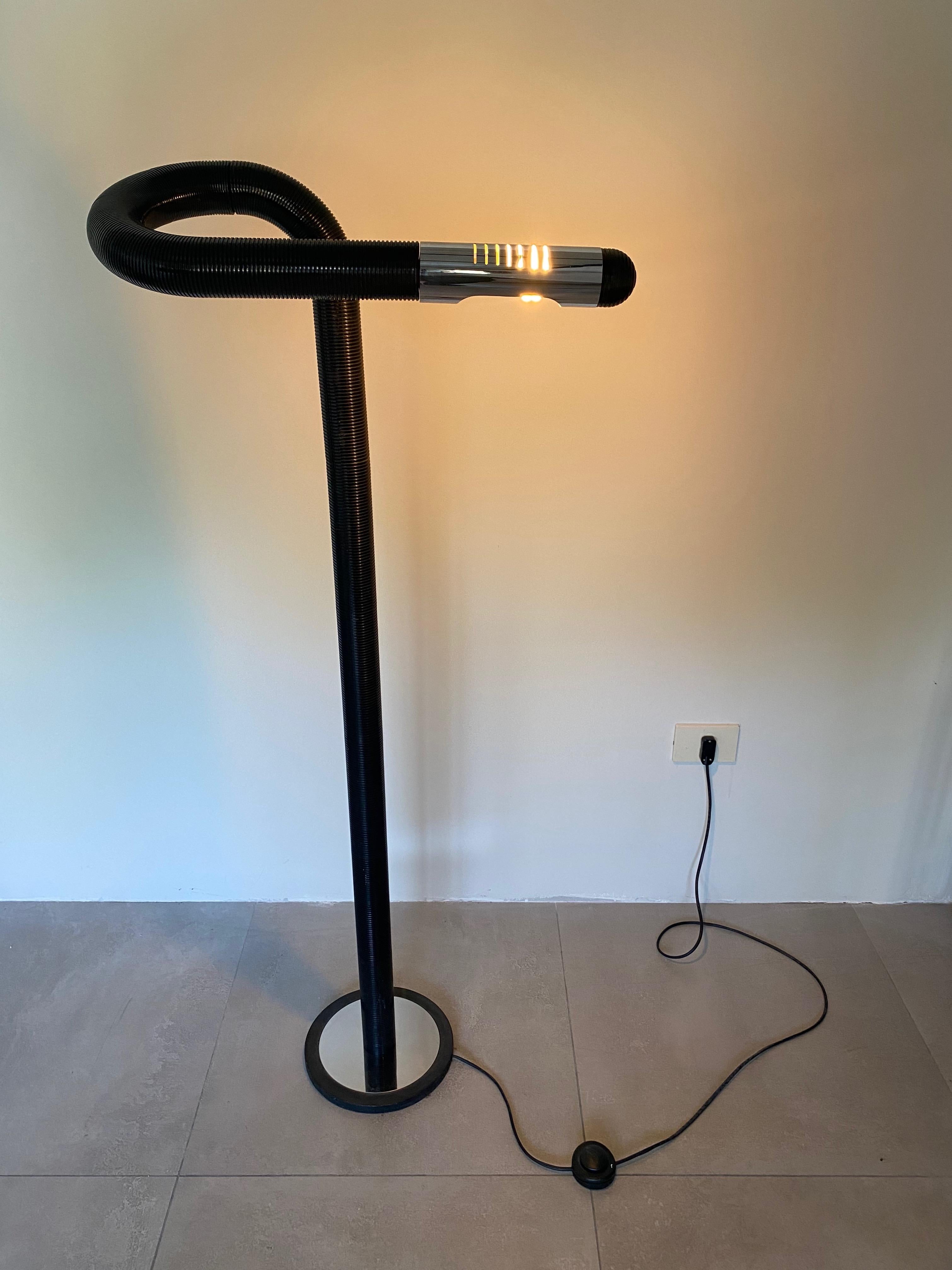 Lámpara de pie negra tubular regulable, Italia, años 70 Italiano en venta