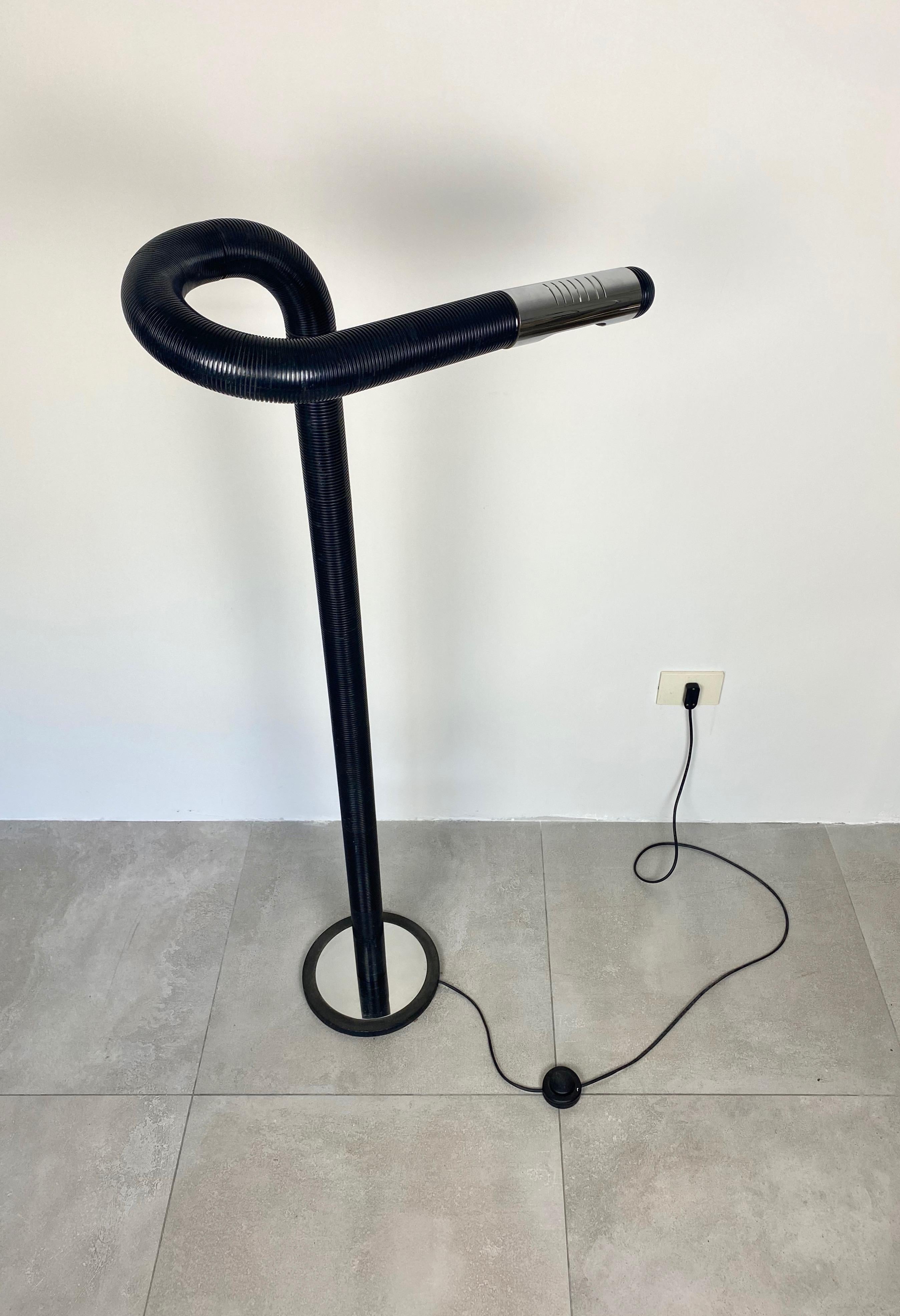Lámpara de pie negra tubular regulable, Italia, años 70 finales del siglo XX en venta
