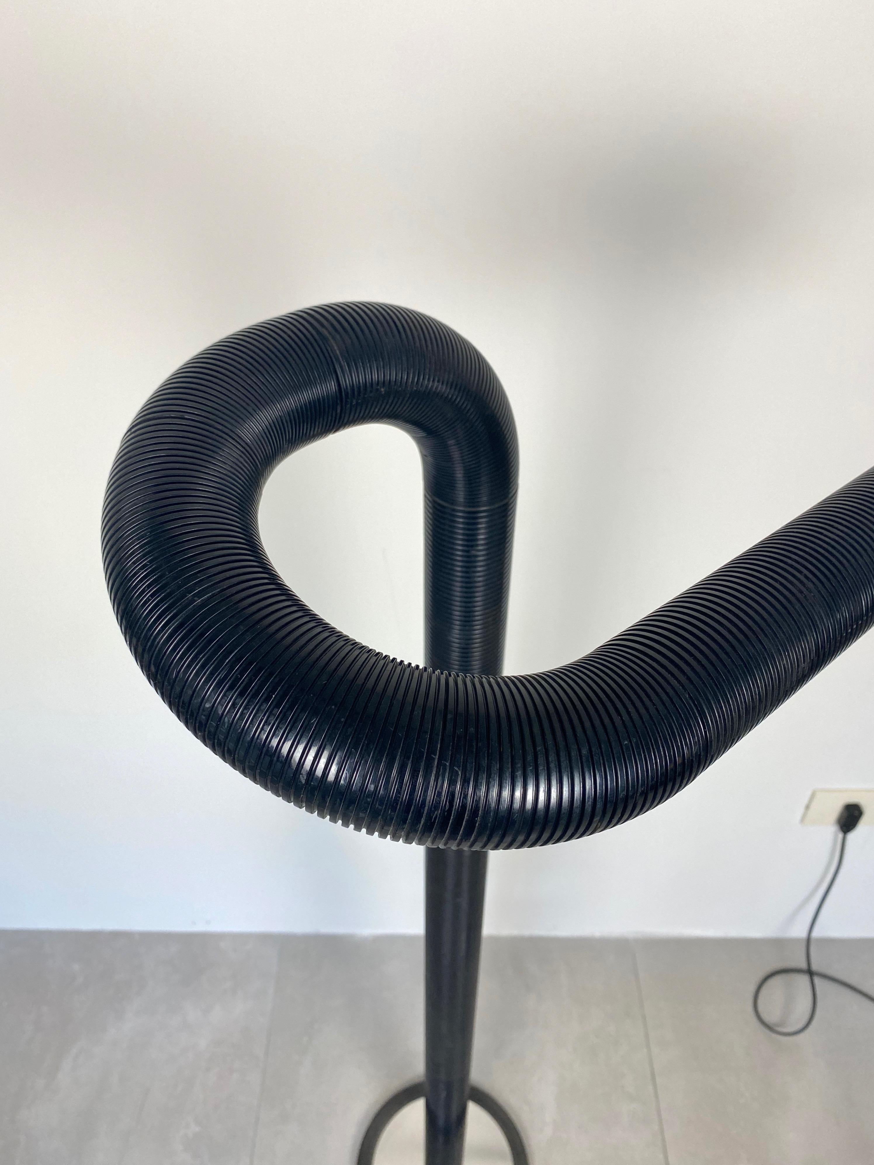 Lámpara de pie negra tubular regulable, Italia, años 70 en venta 2
