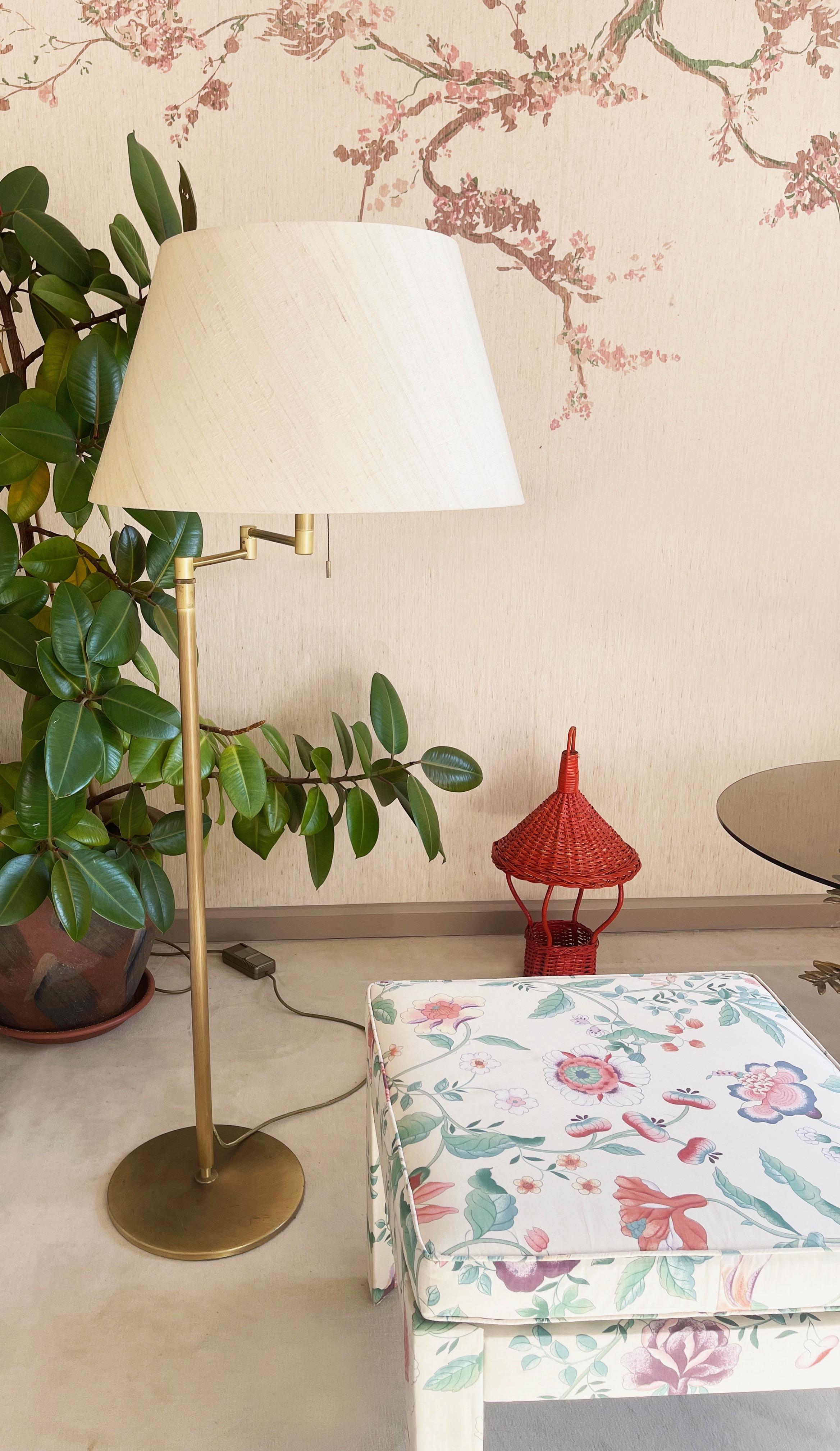 Un classico del design moderno scandinavo, qui con l'originale degli anni '80.
La ferramenta in ottone spazzolato, l'altezza può essere regolata, il braccio è estensibile su 3 cerniere ed è molto ben realizzato. Paralume in seta grezza in beige