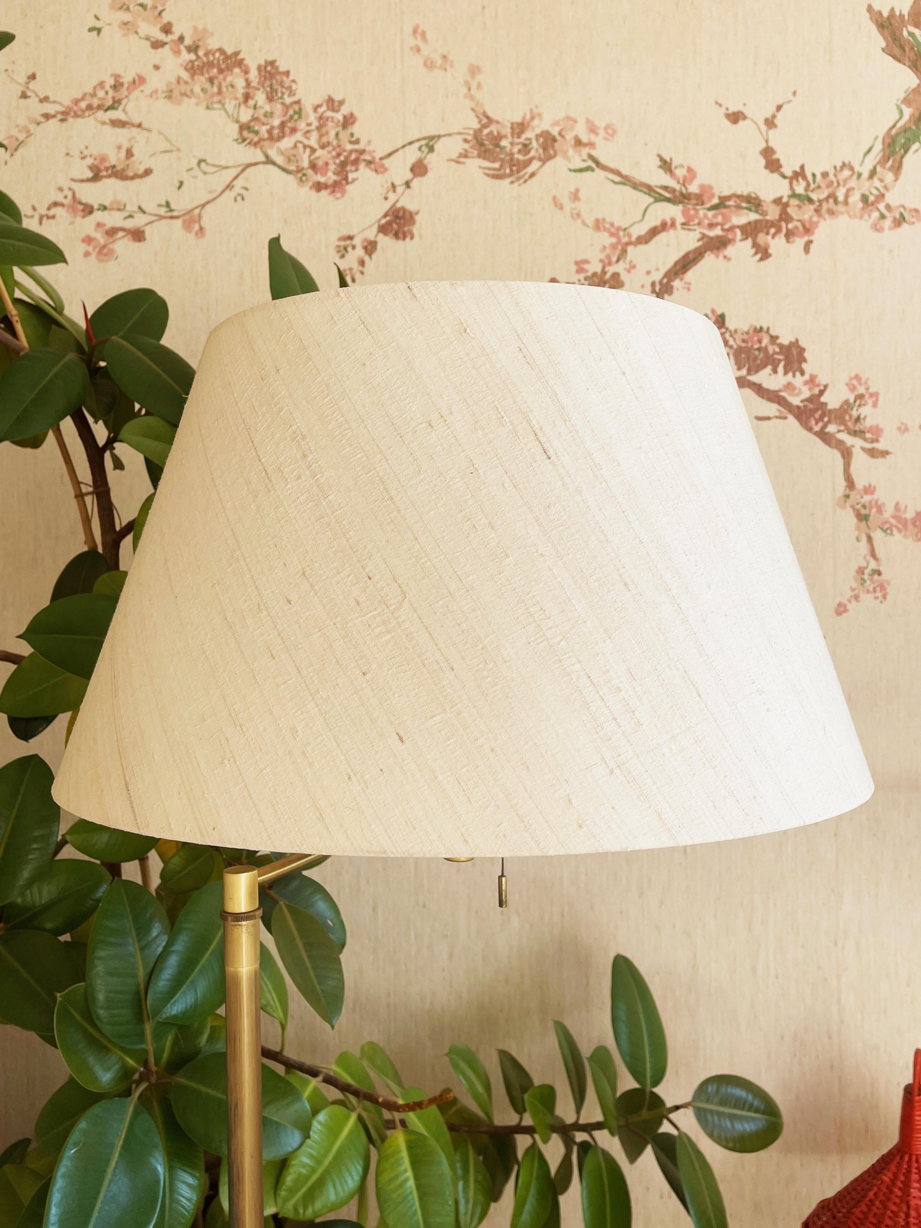 Scandinavo moderno Lampada da terra vintage regolabile, paralume in ottone e seta, The Modern Scandinavian, anni '80 in vendita