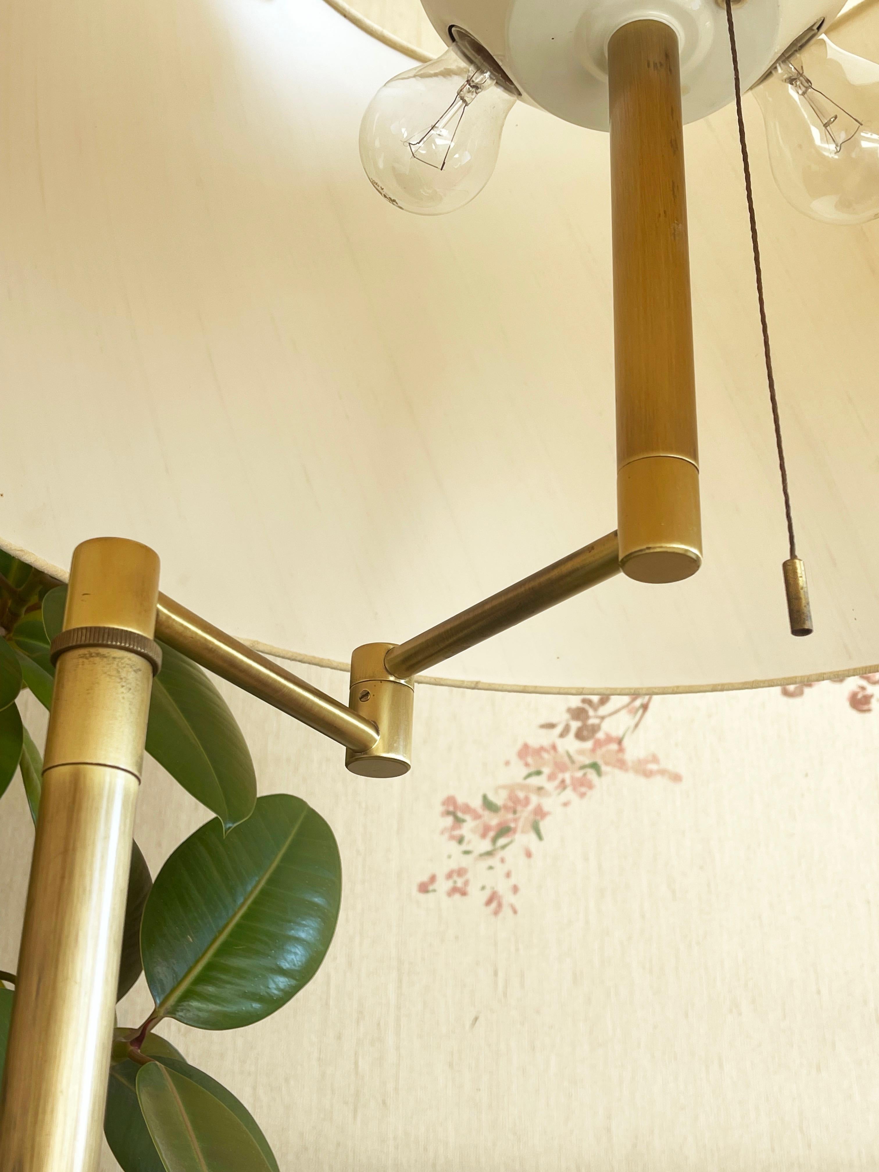 Tedesco Lampada da terra vintage regolabile, paralume in ottone e seta, The Modern Scandinavian, anni '80 in vendita