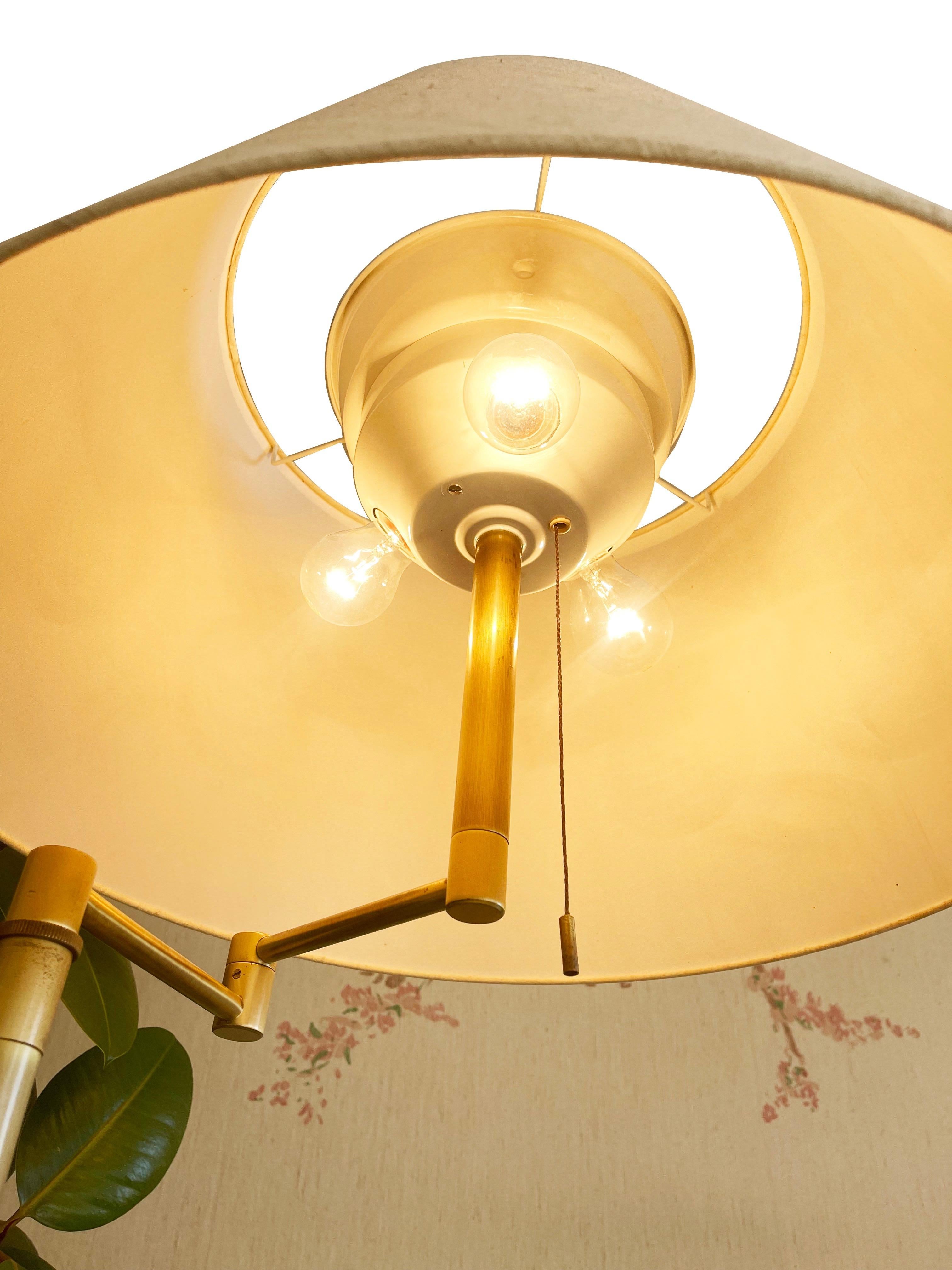 Lampada da terra vintage regolabile, paralume in ottone e seta, The Modern Scandinavian, anni '80 In condizioni buone in vendita a Andernach, DE