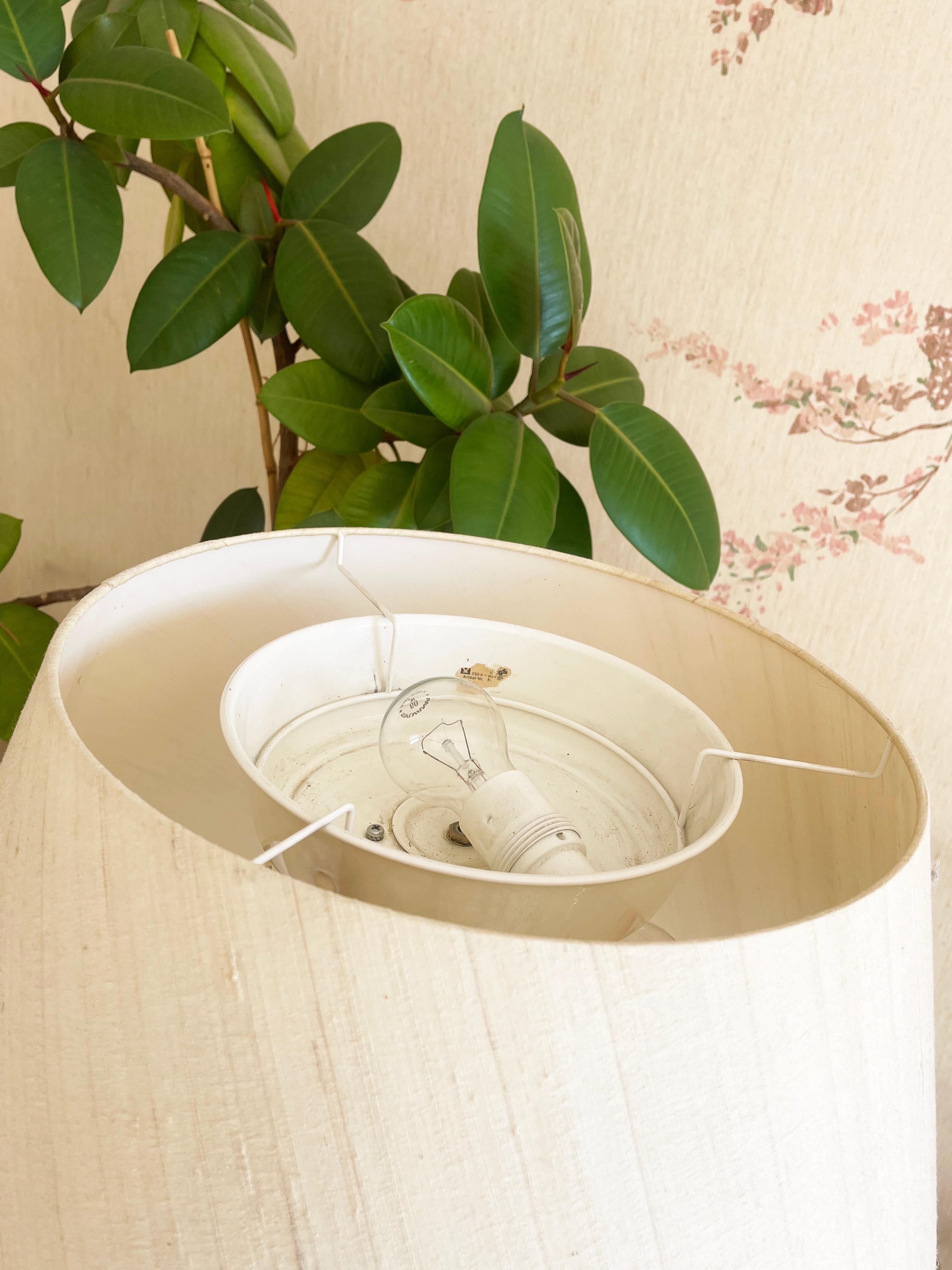 Fine XX secolo Lampada da terra vintage regolabile, paralume in ottone e seta, The Modern Scandinavian, anni '80 in vendita