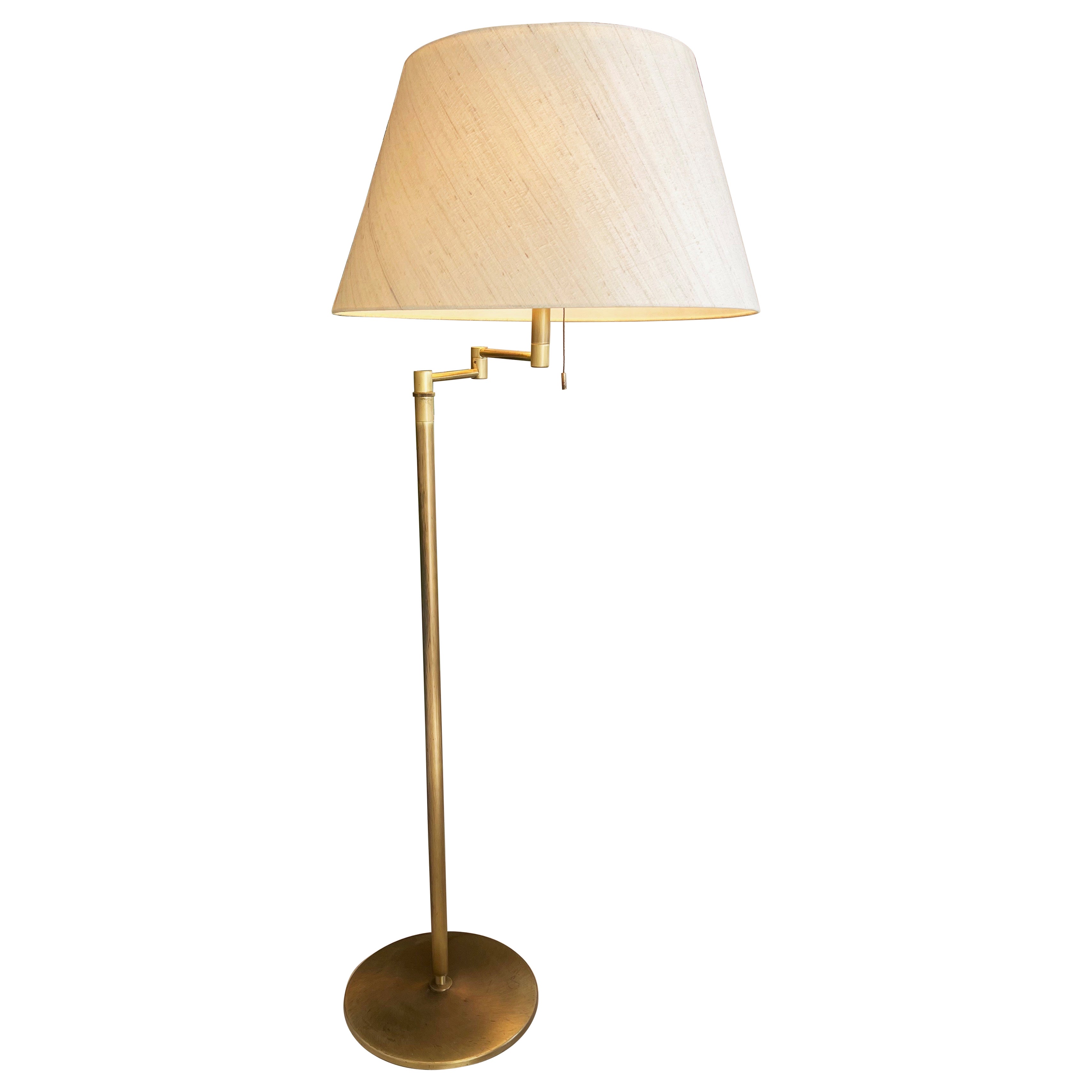 Lampada da terra vintage regolabile, paralume in ottone e seta, The Modern Scandinavian, anni '80 in vendita