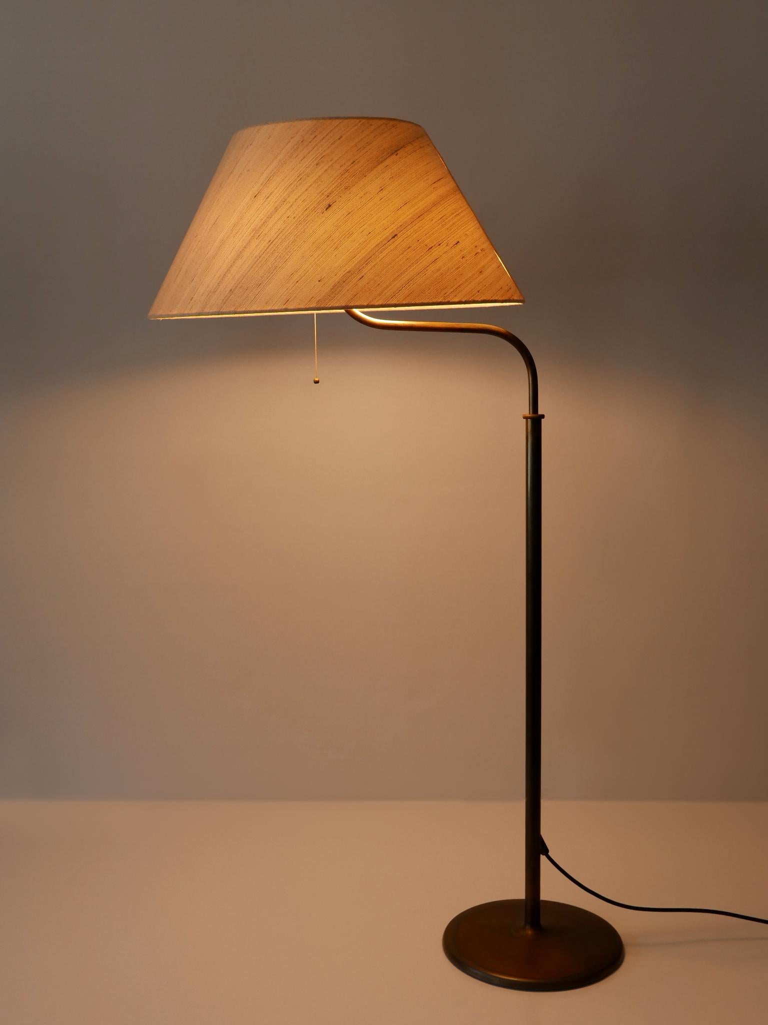 Lampadaire ou liseuse vintage télescopique et rotatif. Réglable verticalement et horizontalement. Conçu et fabriqué en Allemagne, dans les années 1980.

Exécutée en laiton et en tissu, la lampe nécessite 3 ampoules à vis E27 / E26 Edison, est câblée