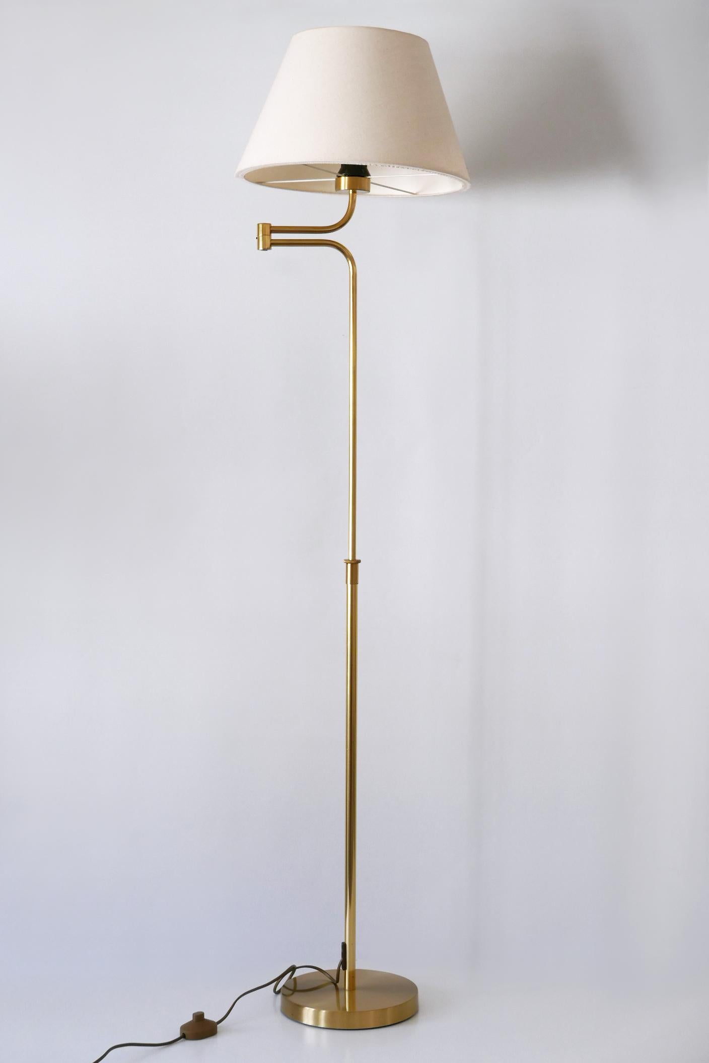 Vintage telescopic and rotating floor lamp or reading light. Adjustable in vertically and horizontally. Designed & manufactured by Sölken Leuchten, Germany, 1980s.

Executed in brass and fabric, the lamp needs 1 x E27 / E26 Edison screw fit bulb, is