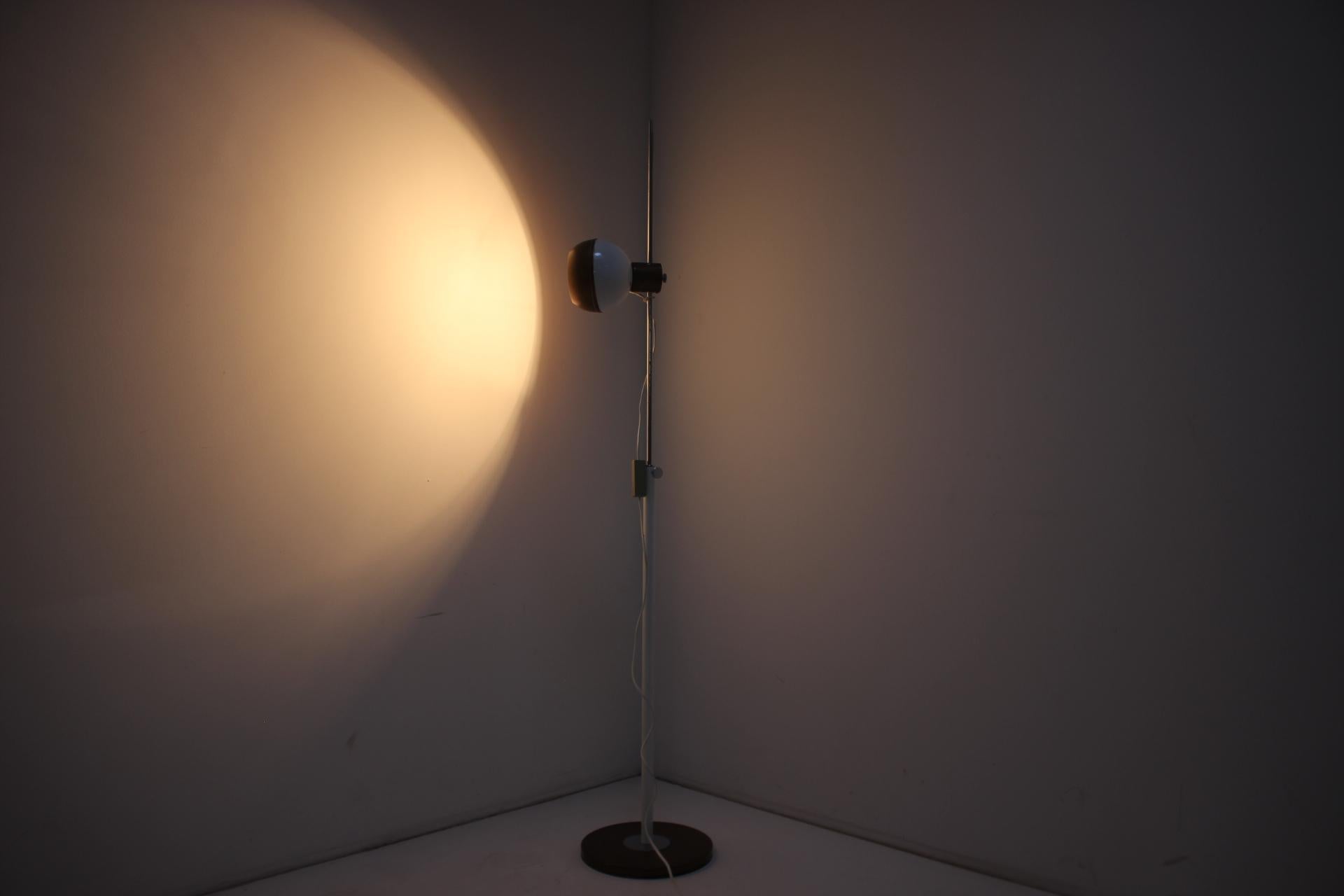 Lampada da terra magnetica regolabile in altezza (fino a 157 cm) Prodotta da Drukov a Brno, negli anni '70, nell'ex Cecoslovacchia.
Realizzato in cromo e metallo.
Rilucidato, pulito, presenta importanti segni d'uso e d'età.
Perfettamente