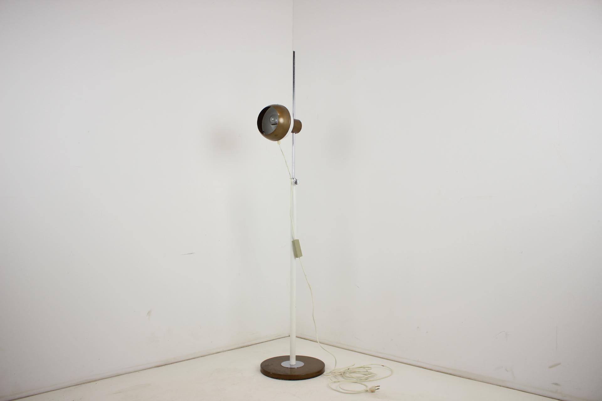 Mid-Century moderno Lampada da terra magnetica d'epoca regolabile di Drukov, anni '70, Brno, Cecoslovacchia in vendita