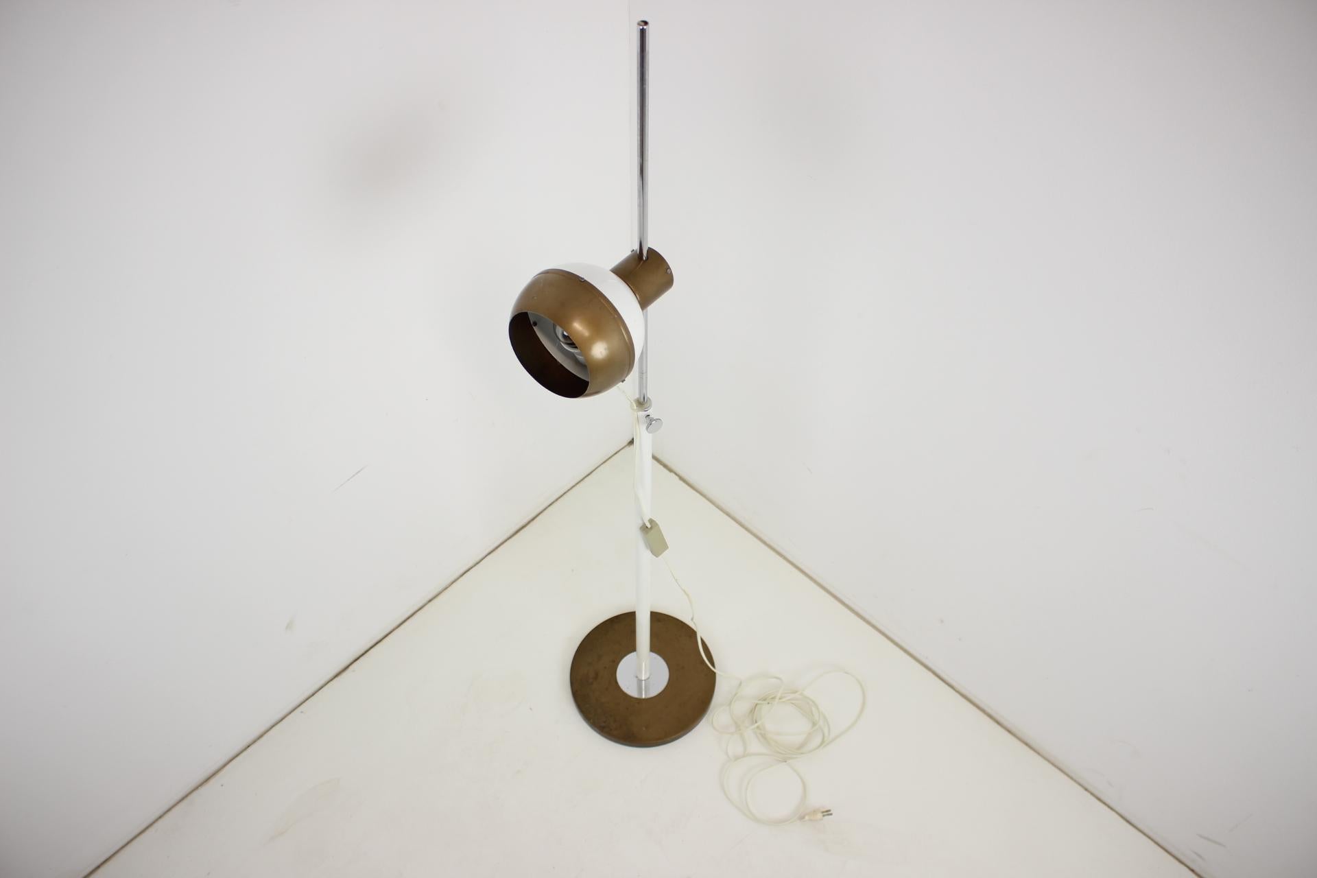 Lampada da terra magnetica d'epoca regolabile di Drukov, anni '70, Brno, Cecoslovacchia In condizioni buone in vendita a Praha, CZ