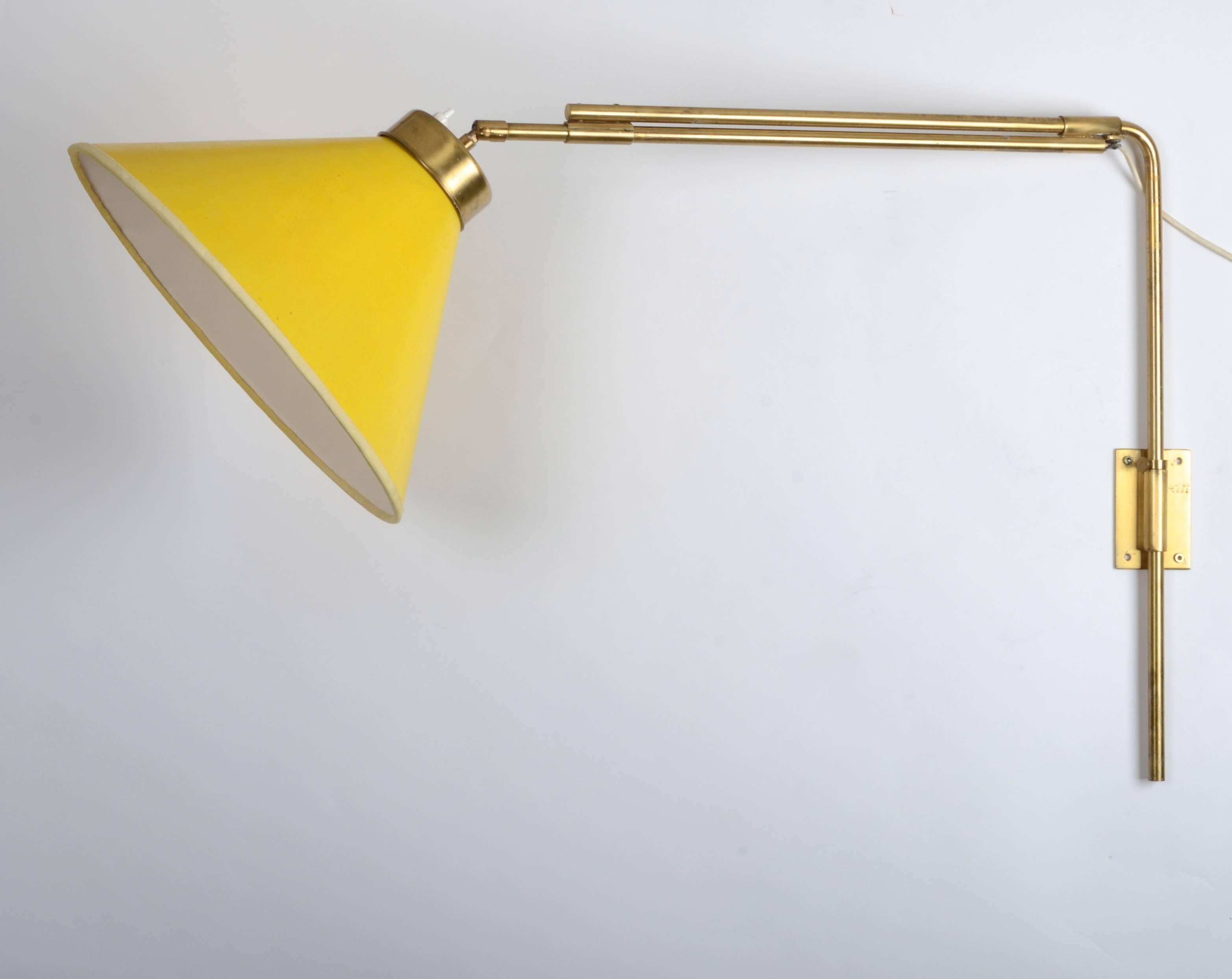 Wall lamp in brass, model 2582. Designed by Josef Frank for Firma Svenskt Tenn, mid-1900s. Adjustable length and height.