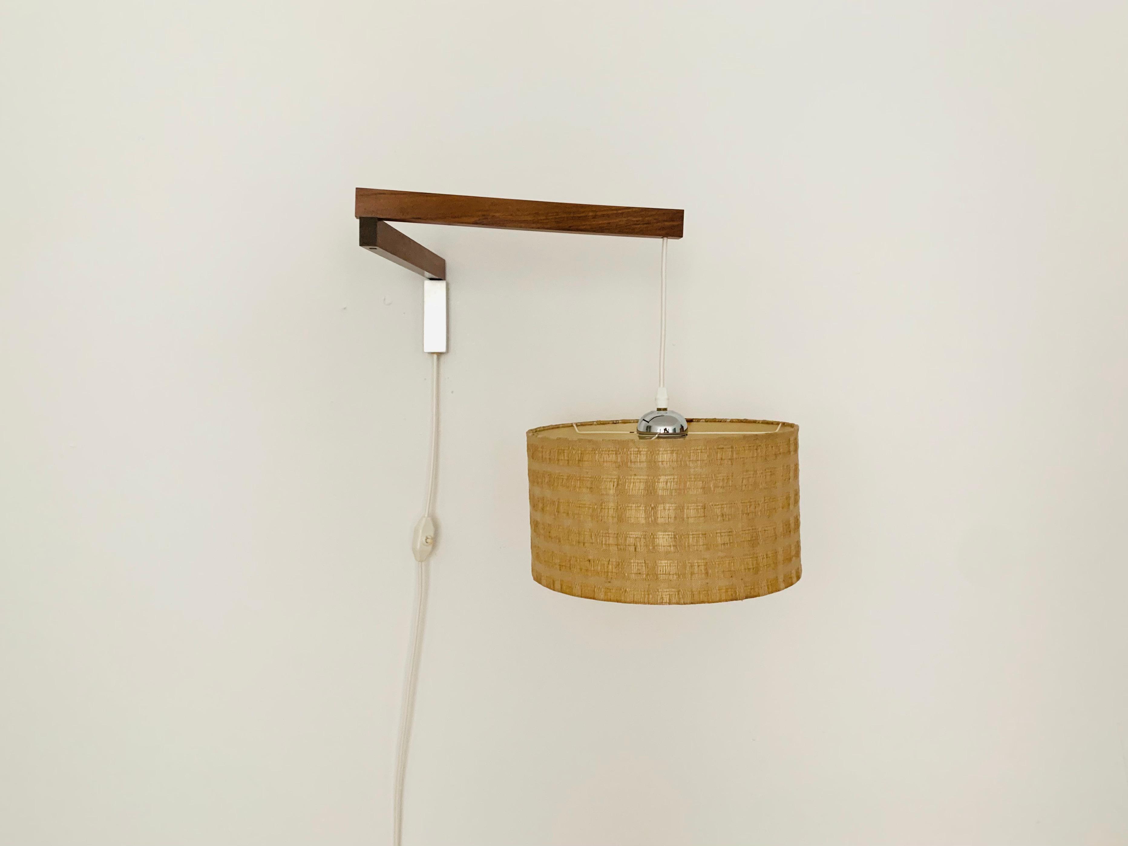 Maravillosa lámpara de pared de los años sesenta.
Un diseño genial y excepcionalmente minimalista con un aspecto fantásticamente elegante.
Muy bonito brazo giratorio de palisandro.
La pantalla crea un espectacular juego de luces y crea un ambiente