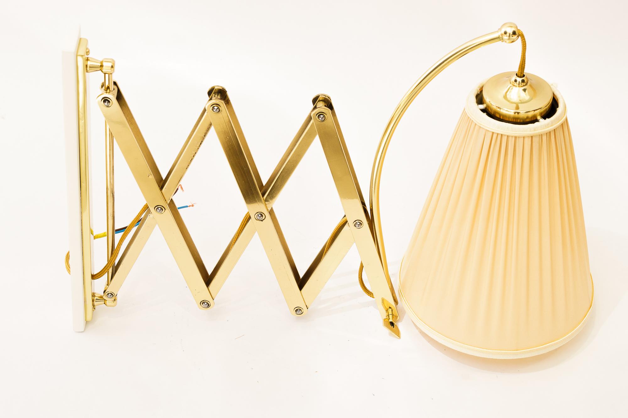 Lampada da parete regolabile con paralume in tessuto vienna 1950 circa
Si può estendere da 31 cm a 100 cm.
Ottone lucidato e smaltato a fuoco
Il paralume in tessuto è stato sostituito (nuovo)