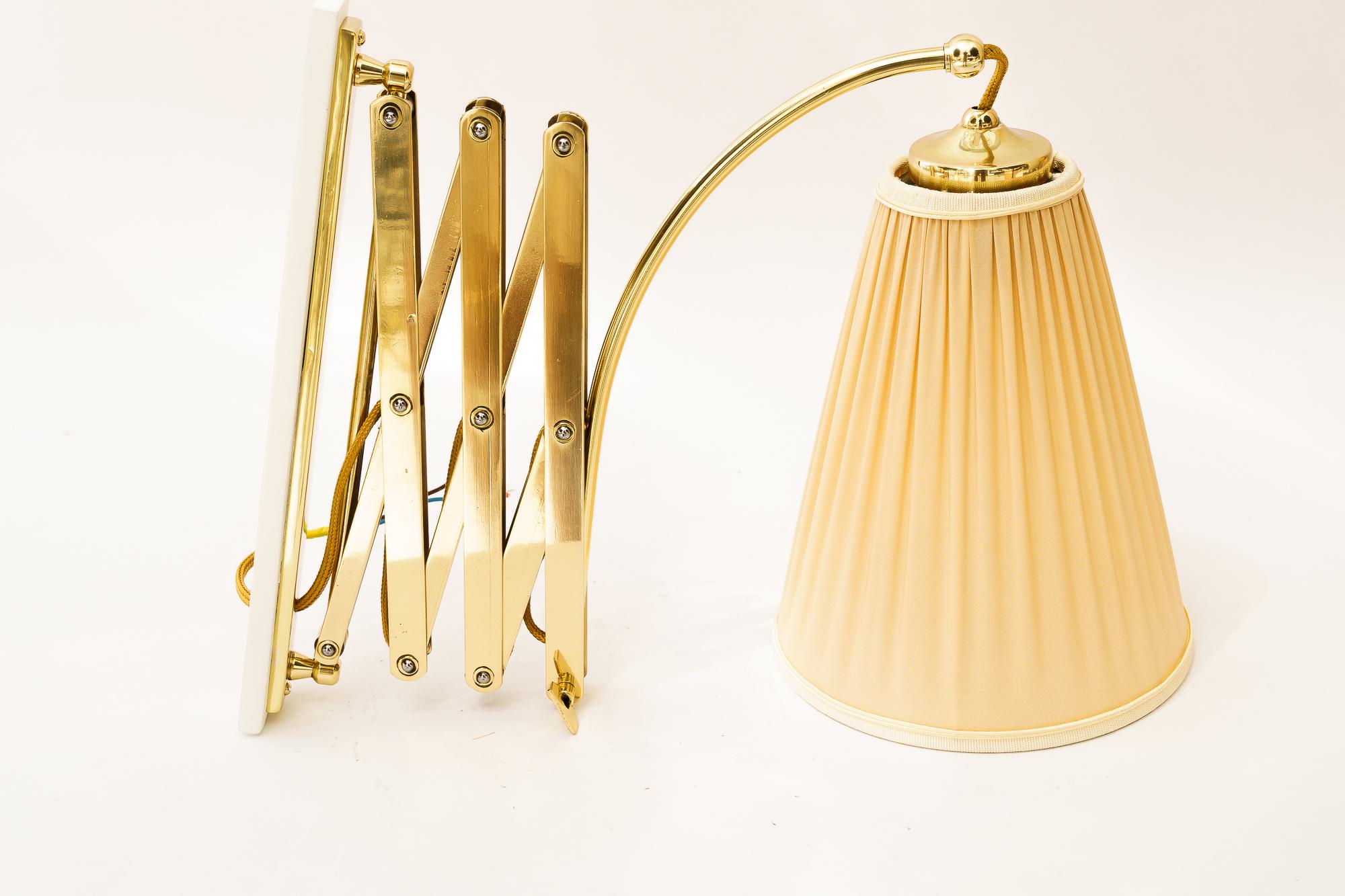 Mid-Century moderno Lampada da parete regolabile con paralume in tessuto vienna 1950 circa in vendita