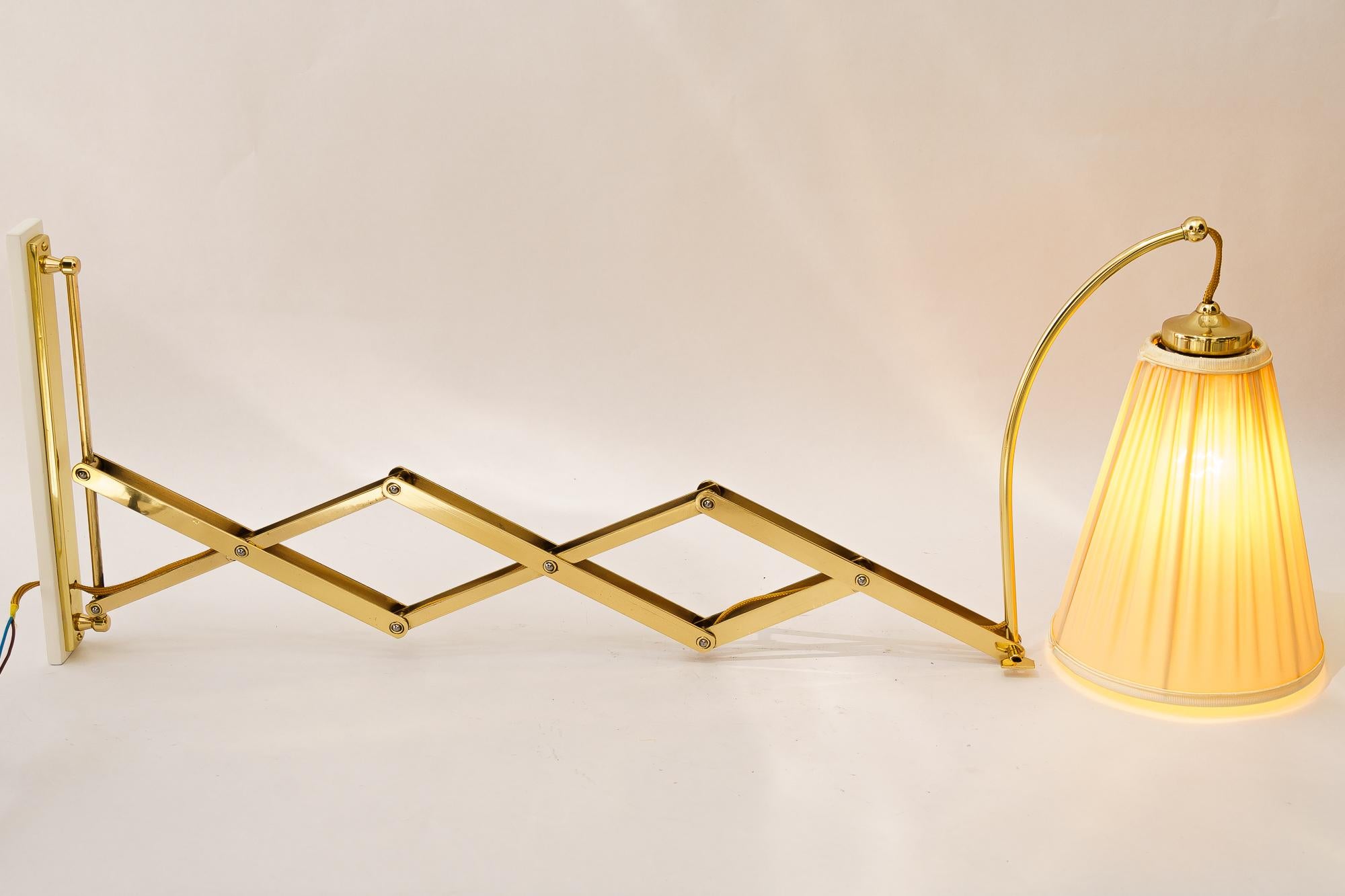Lampada da parete regolabile con paralume in tessuto vienna 1950 circa In condizioni buone in vendita a Wien, AT
