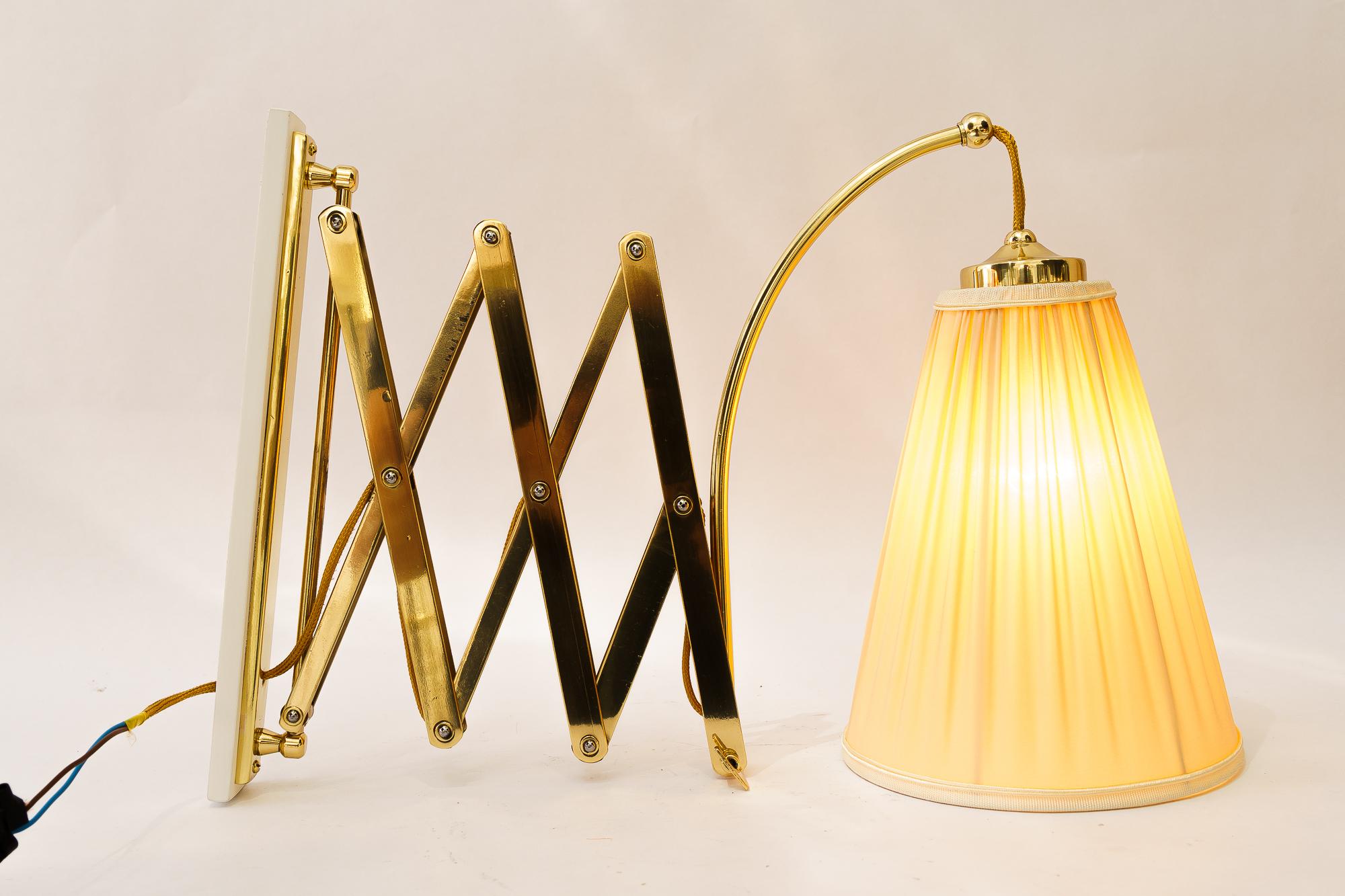 Lampada da parete regolabile con paralume in tessuto vienna 1950 circa in vendita 1
