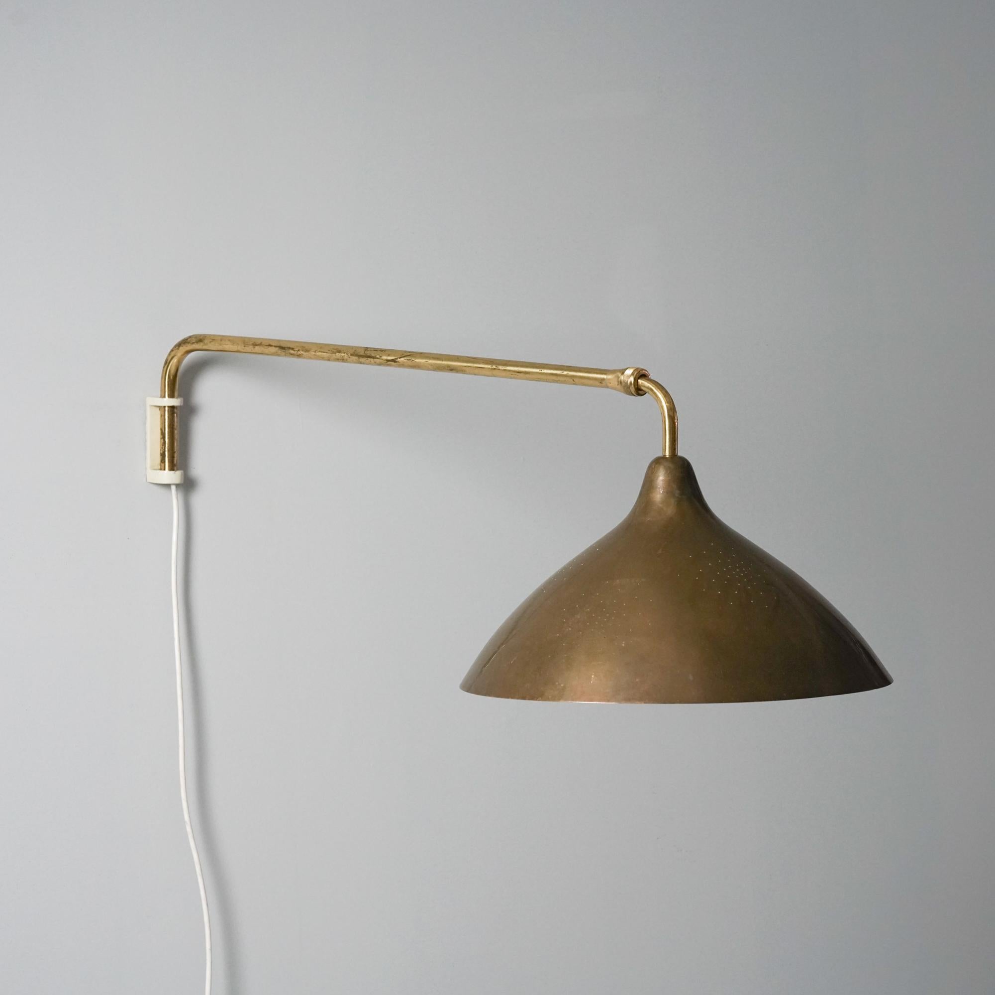 Wall light model 3062, designed by Lisa Johansson-Pape, manufactured by Orno Oy, Mid-20th Century. Brass frame, fabric shade. Marked. Adjustable length. Good vintage condition, patina consistent with age and use. 

Measurements:
shade diameter 45