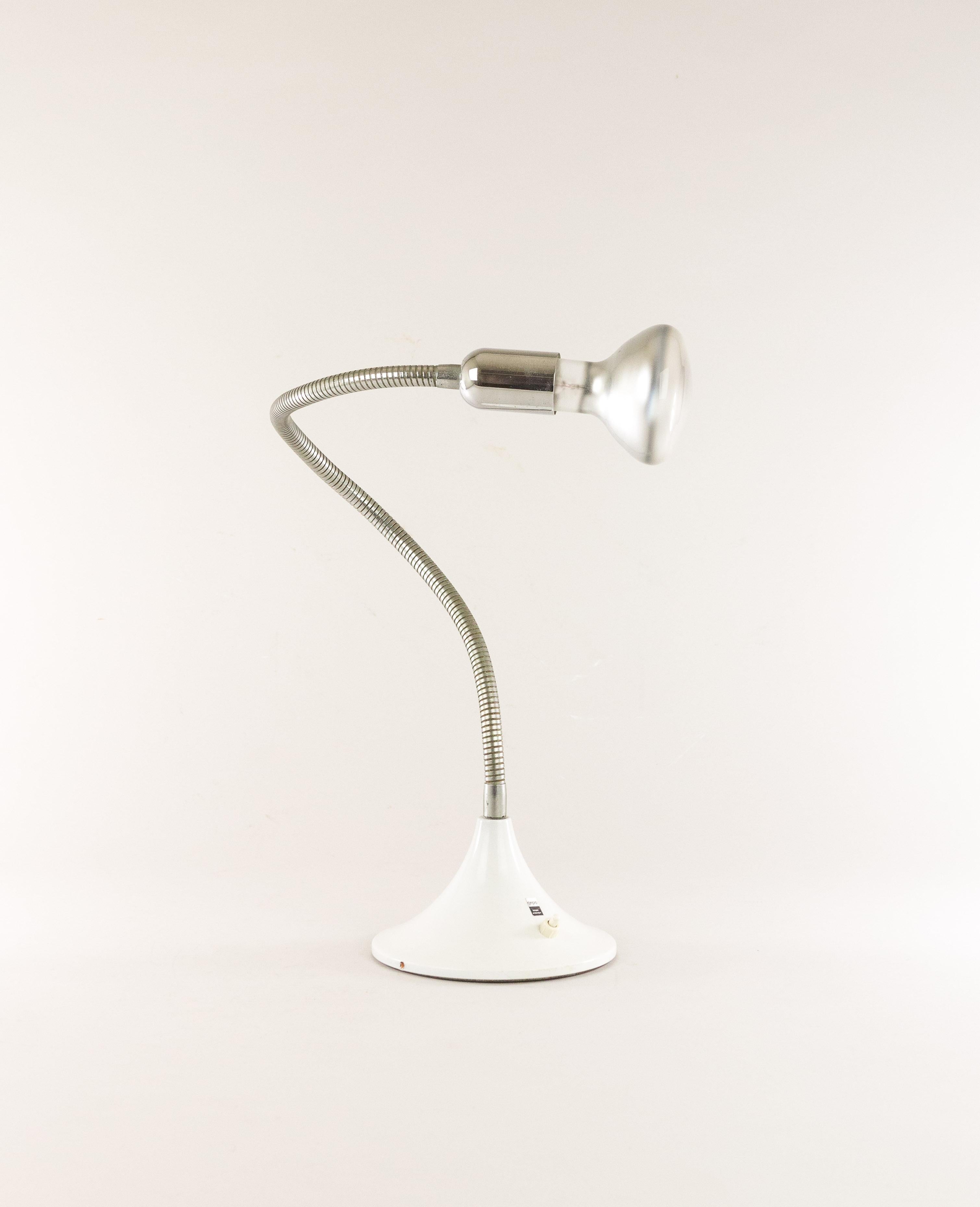 Verstellbare Lampe von Gepo, wahrscheinlich aus den 1970er Jahren. Wie auf den Fotos zu sehen ist, kann die Lampe sowohl als Wandlampe als auch als Tischlampe verwendet werden.

Gepo war ein Familienunternehmen, das 1965 von vier Brüdern gegründet