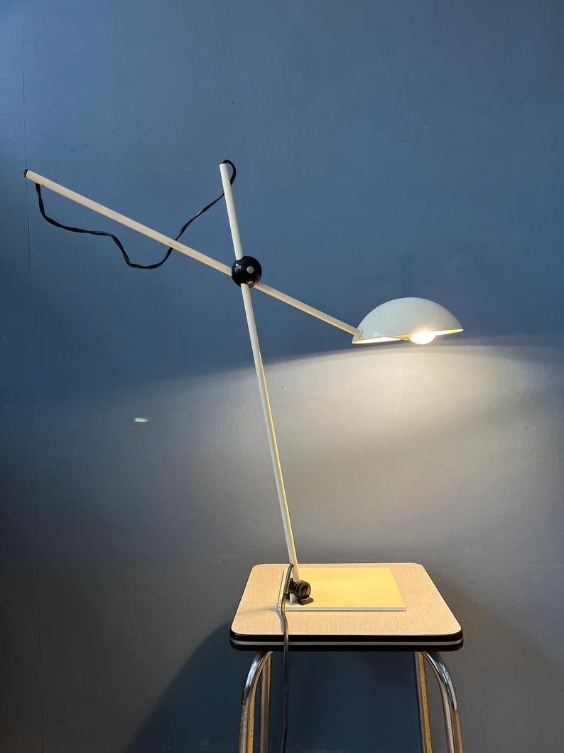 Sehr flexible Schreibtischlampe aus der Mitte des Jahrhunderts in weißer Farbe. Die Lampe kann sowohl am Sockel als auch im Armmechanismus verstellt werden, siehe Bilder. Die Lampe benötigt eine E27/26 (Standard)-Glühbirne und hat derzeit einen